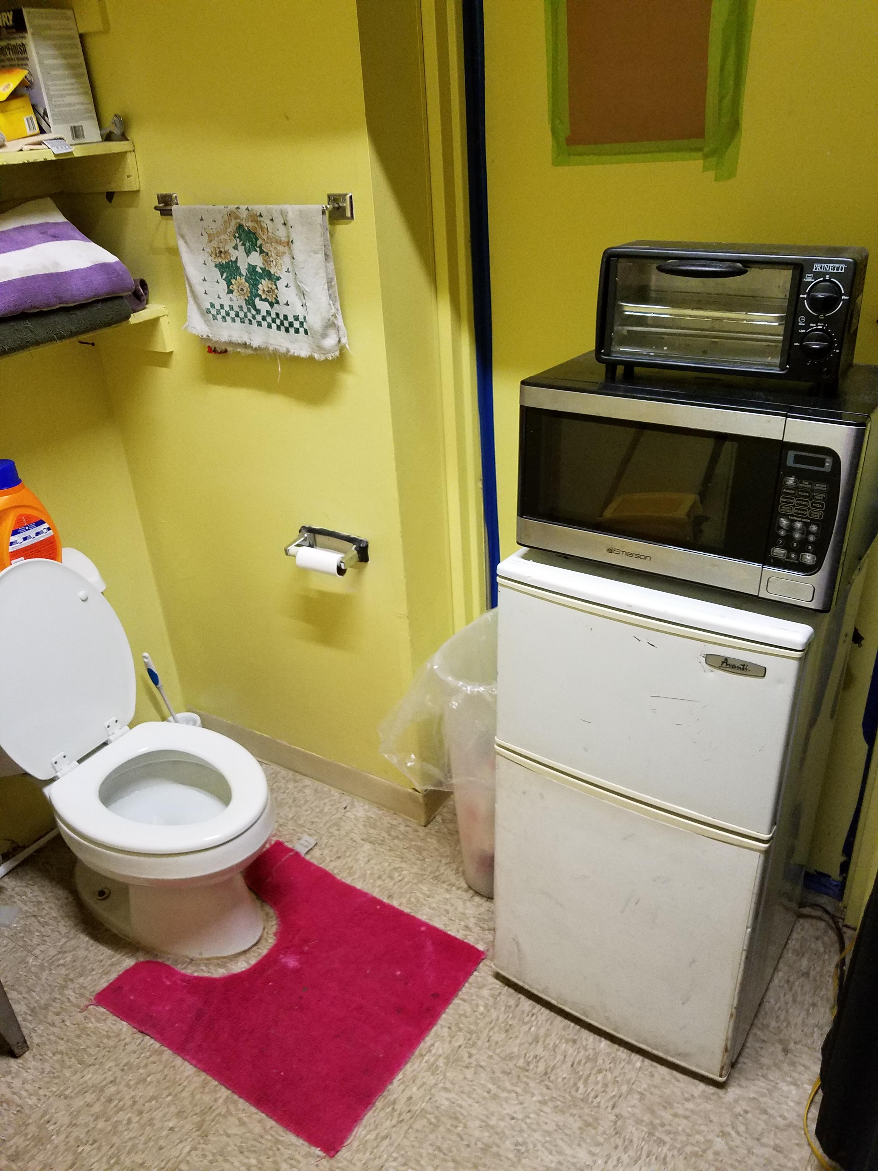 This sweet bathroom kitchen combo I just saw at a laundromat r