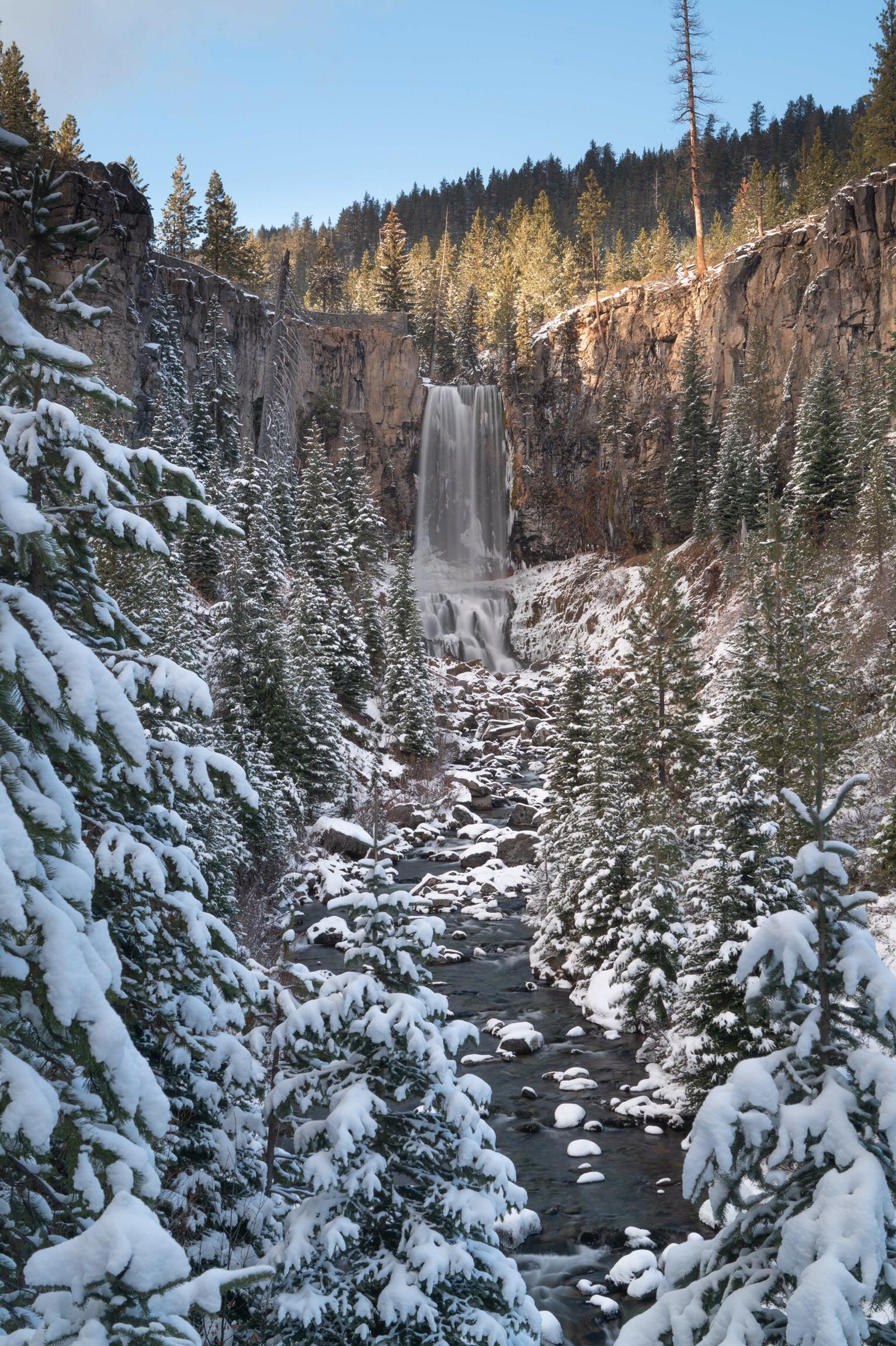 Tumalo Falls in Oregon after its first snow of the year [OC 5304 x 7953