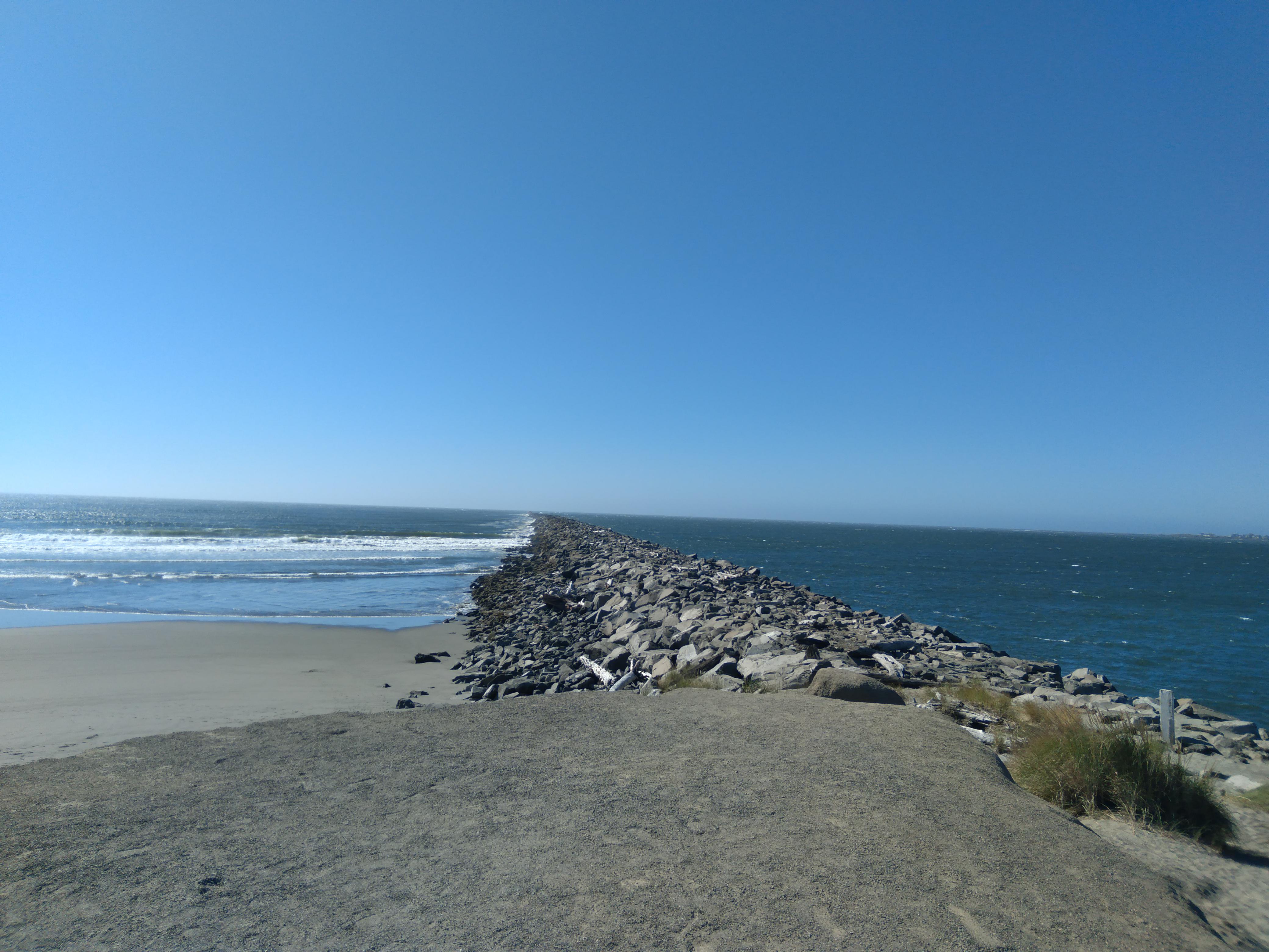 Overlooking the Pacific Ocean from the Westport Jetty r/Washington