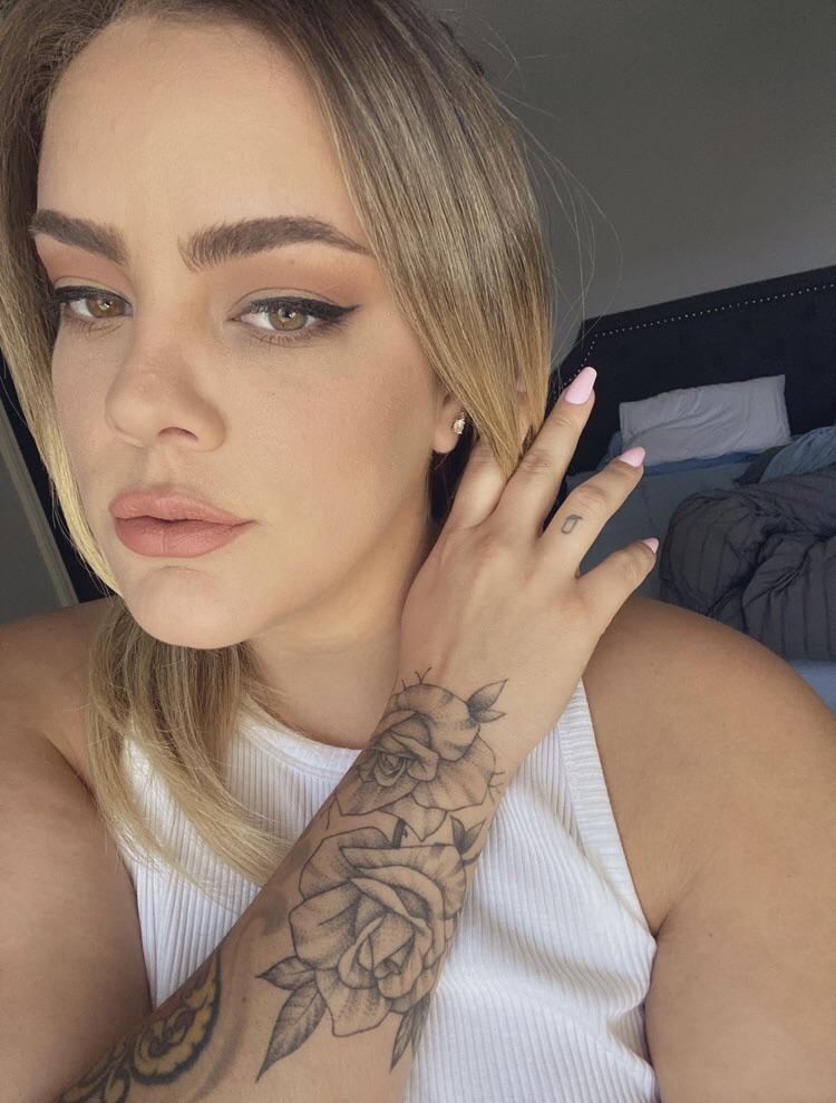 Looking wide. : katie_cummings_