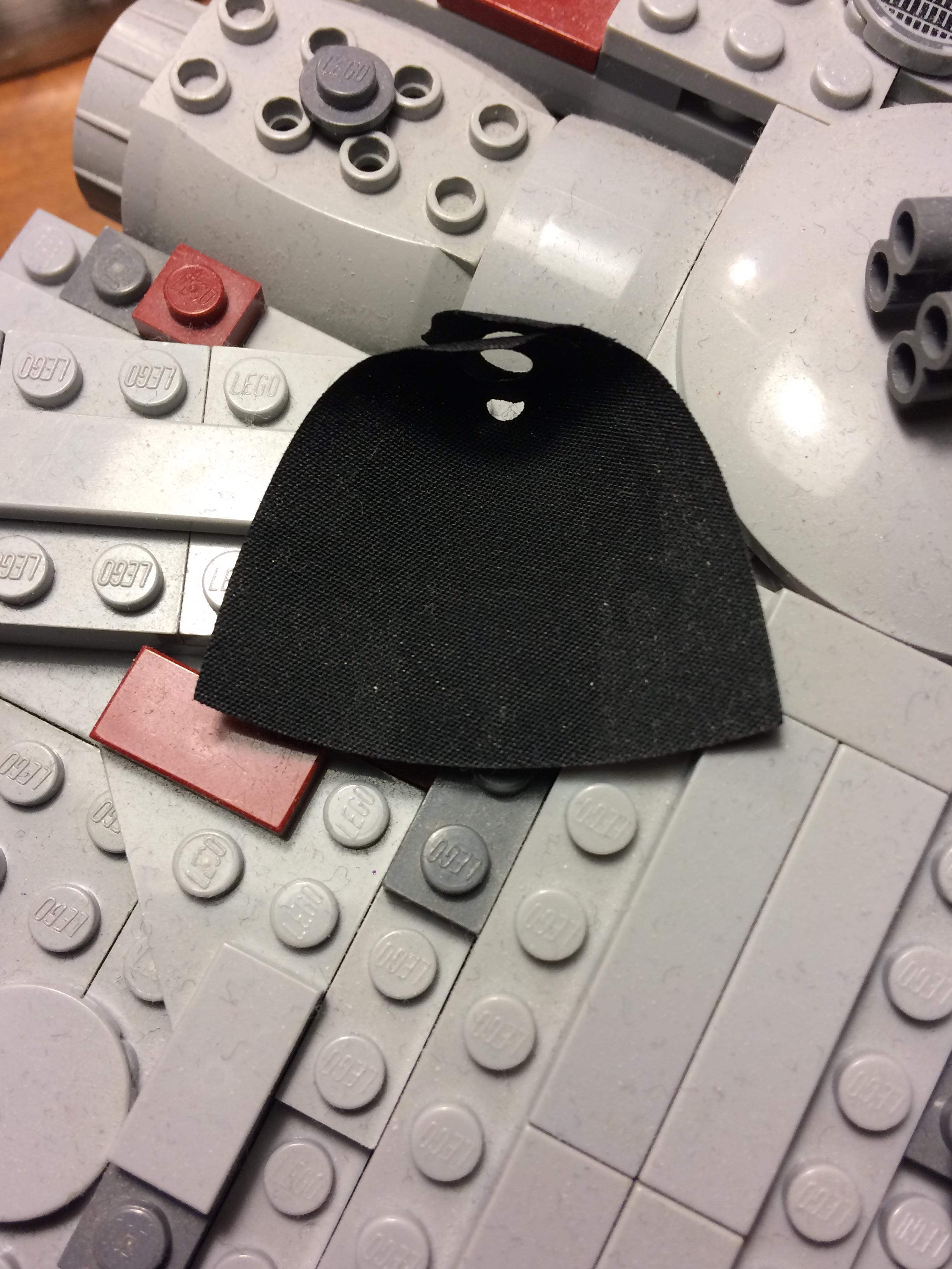 I found a cape with a dust outline on it r/lego