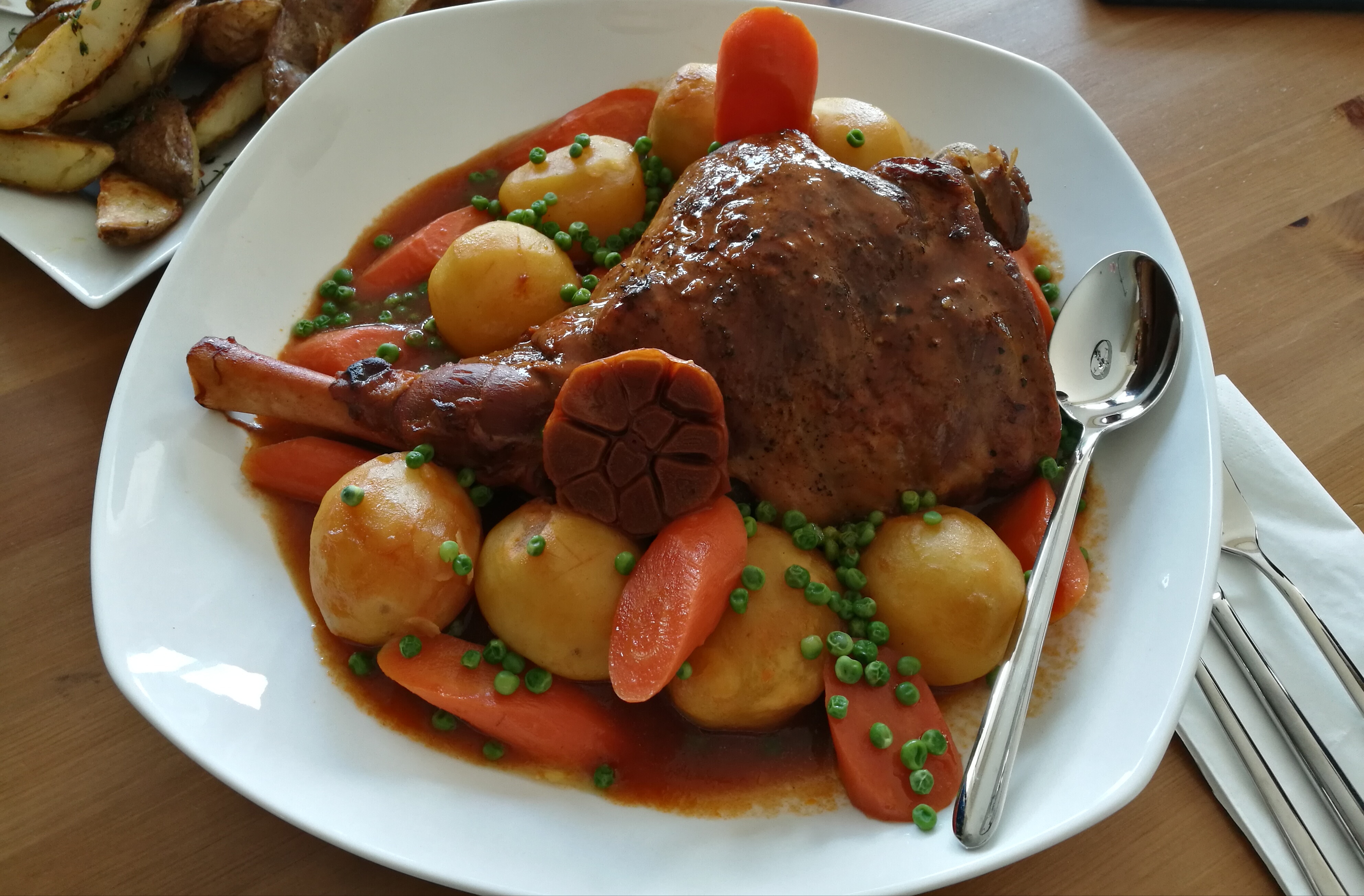 [OC] Leg of Lamb Pot Roast with Carrots, Potatoes and Peas [3968x2607