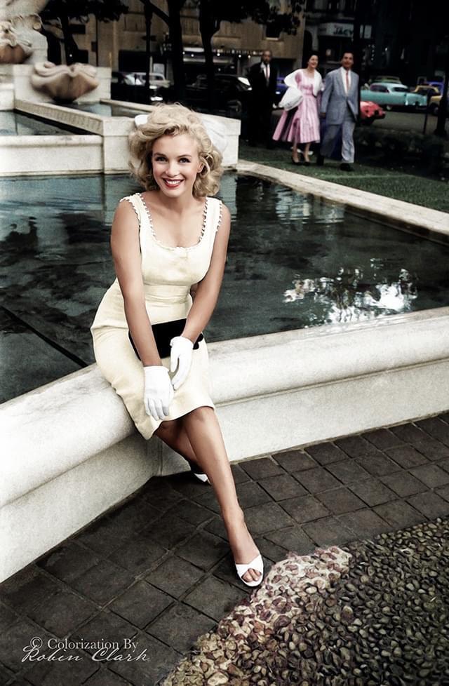Marilyn Monroe sitting at the fountain at the Plaza Hotel in New York