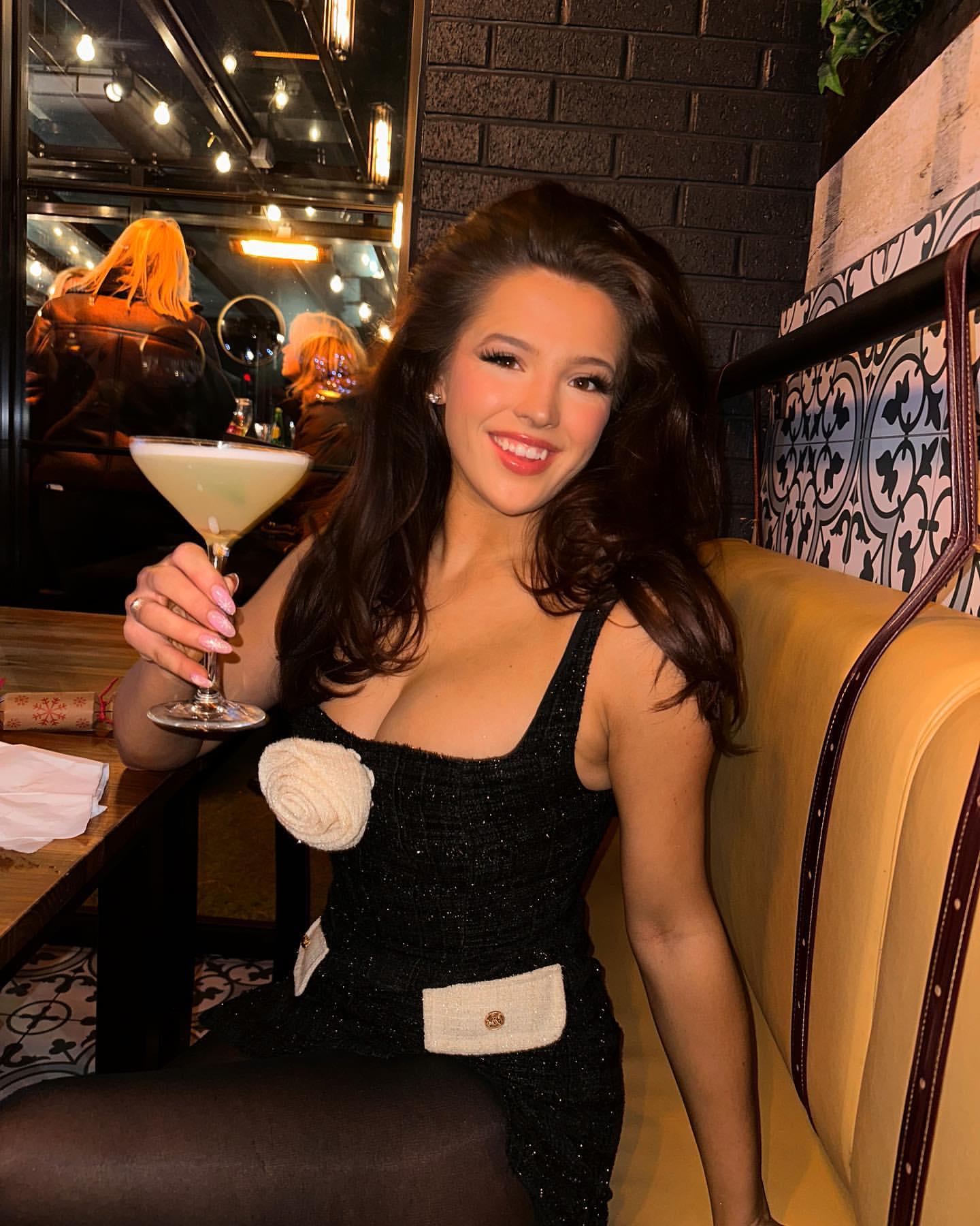 Fans of the gorgeus Emily MOnks