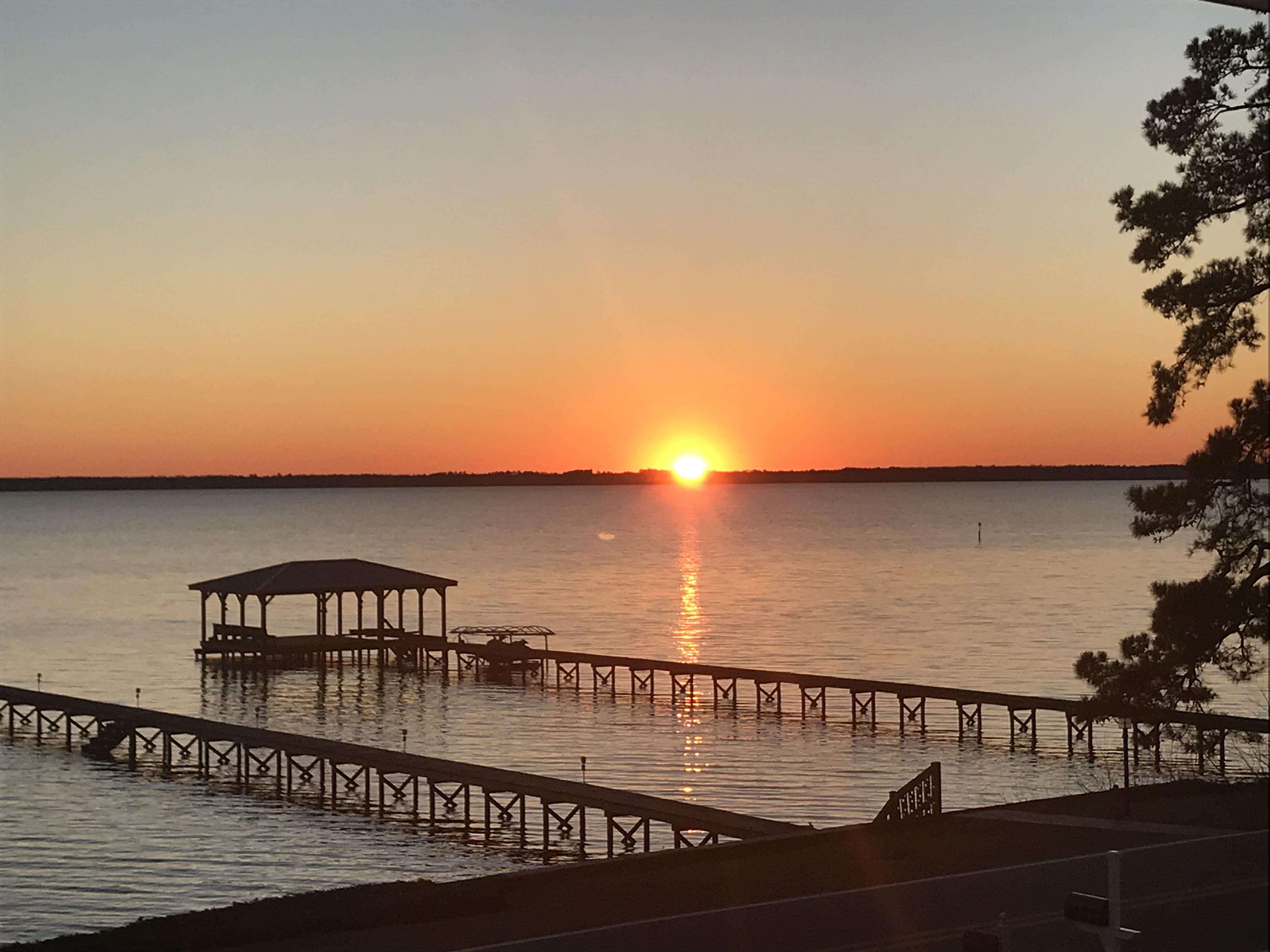 Sunsets over lake Waccamaw r/NorthCarolina