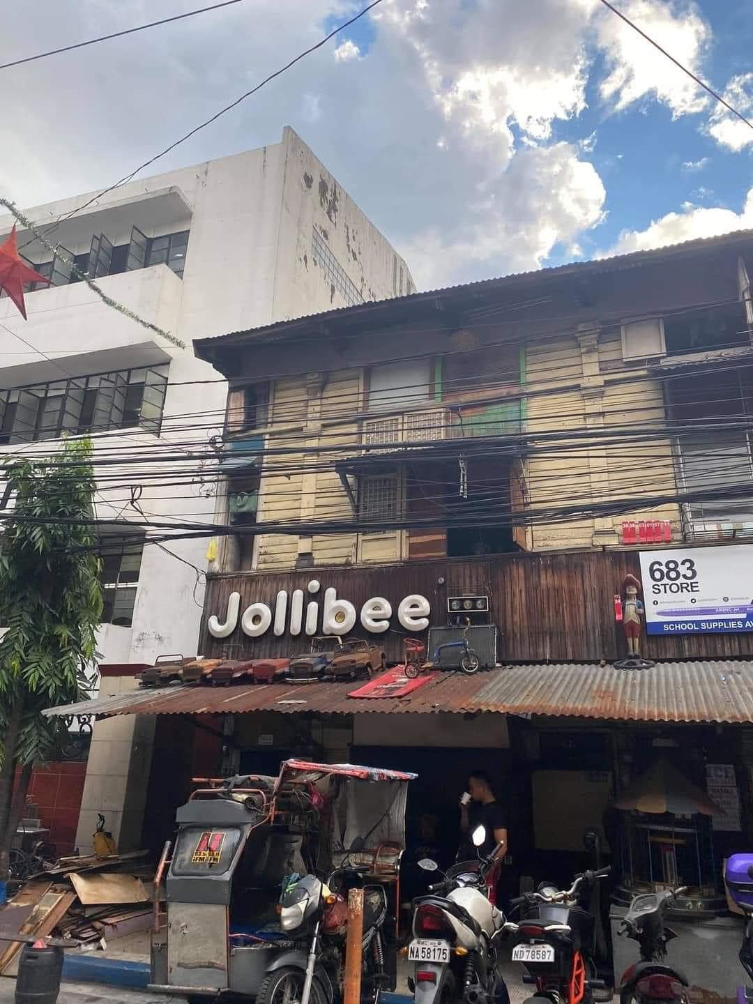 Ano na'ng mga nauwi nyo galing sa fast food chains? (Photo loc P. Camba St., Sampaloc, Manila