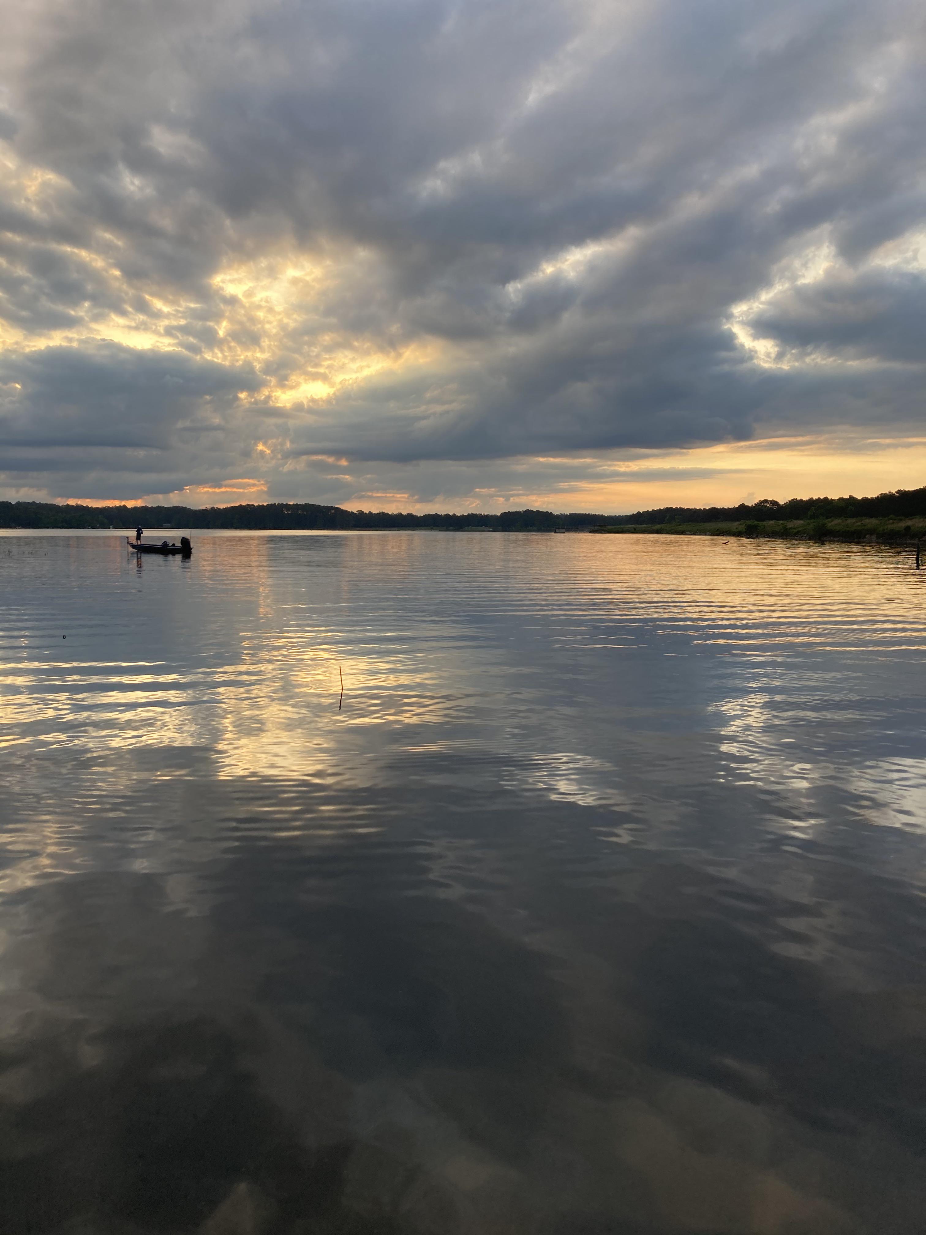 Lake Vernon in Louisiana in the morning r/MostBeautiful
