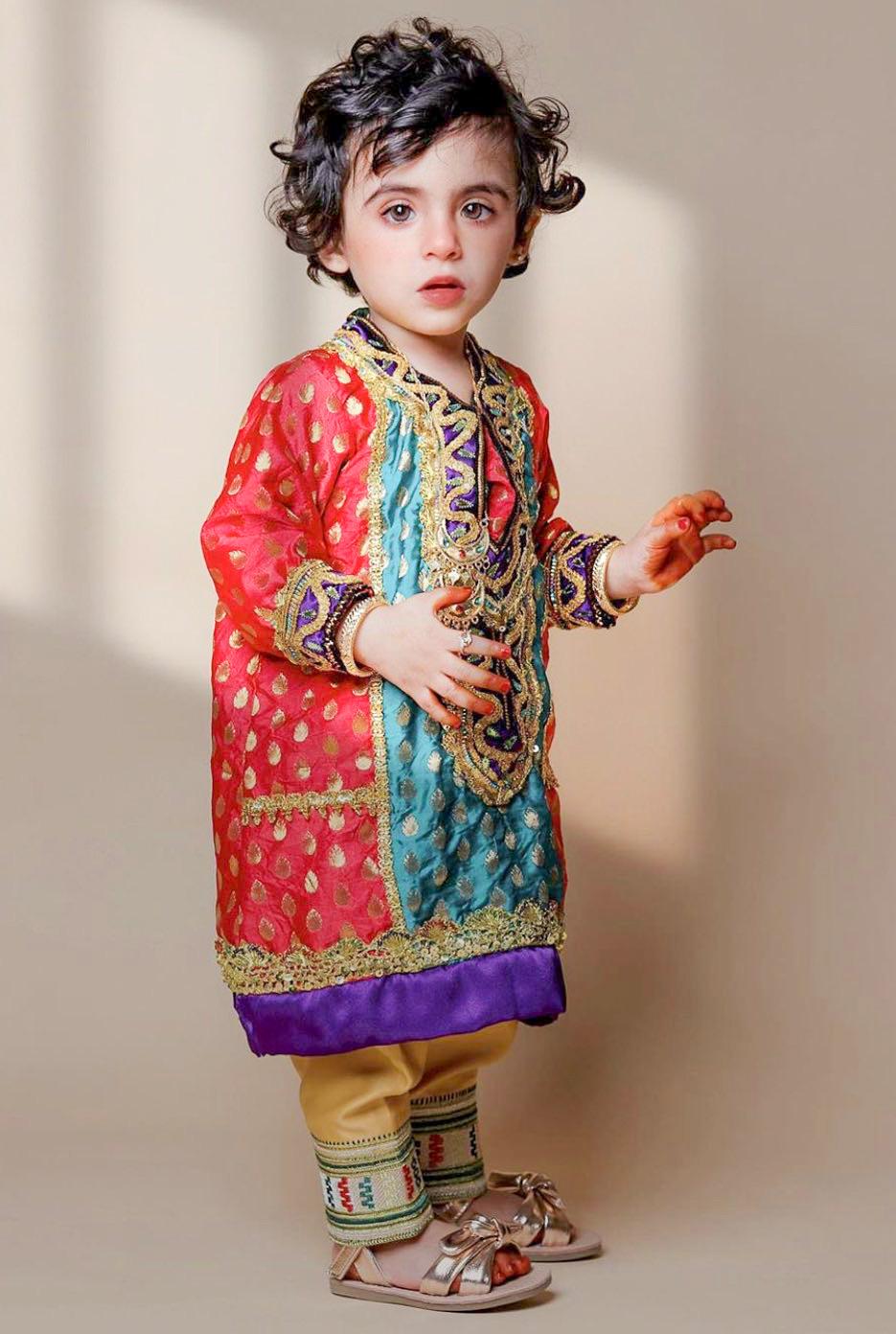 an Arab child from Oman wearing traditional dress 🇴🇲. r/pics