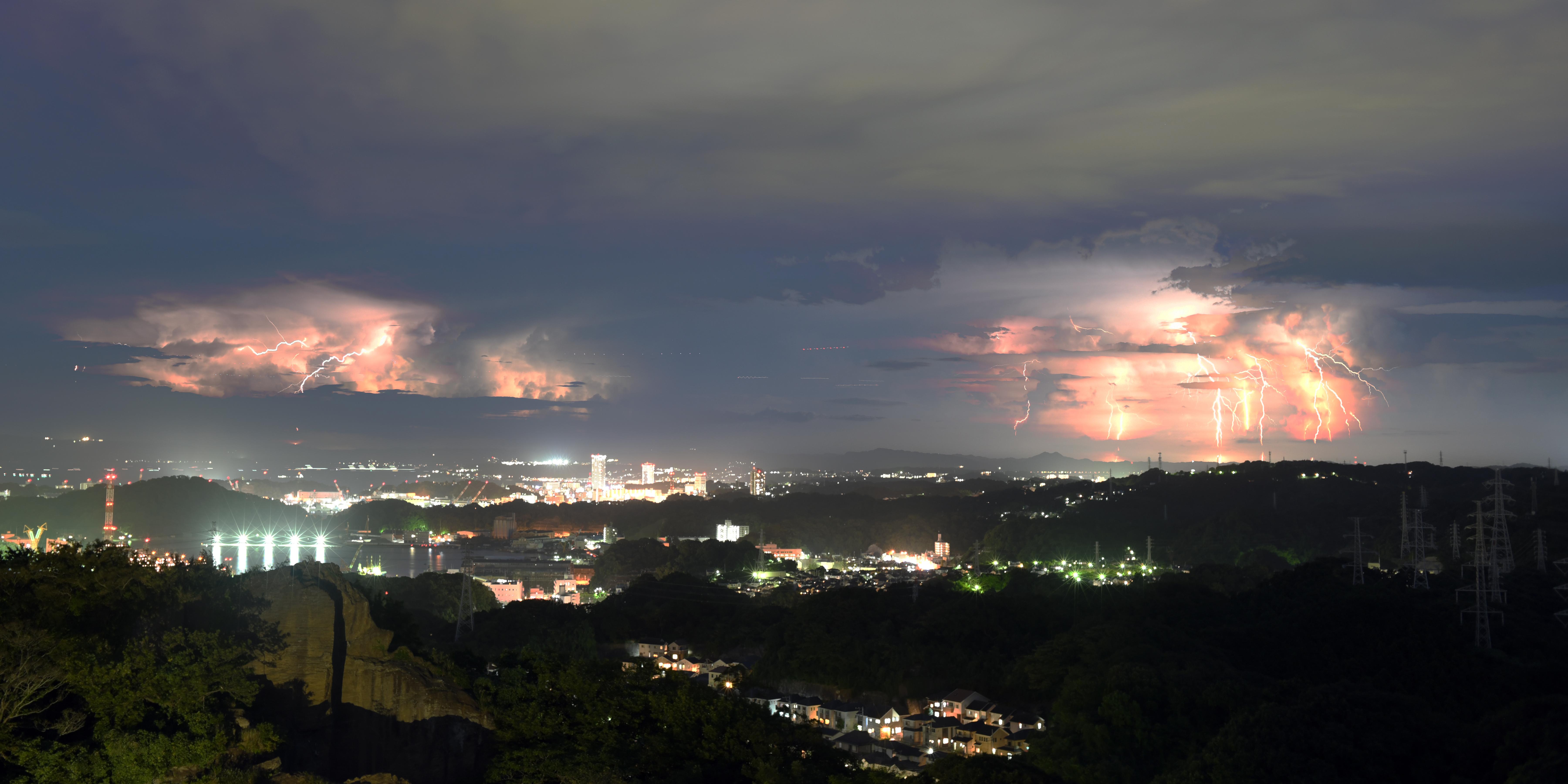 Yokosuka, Japan Skyline with some Lightning r/skylineporn