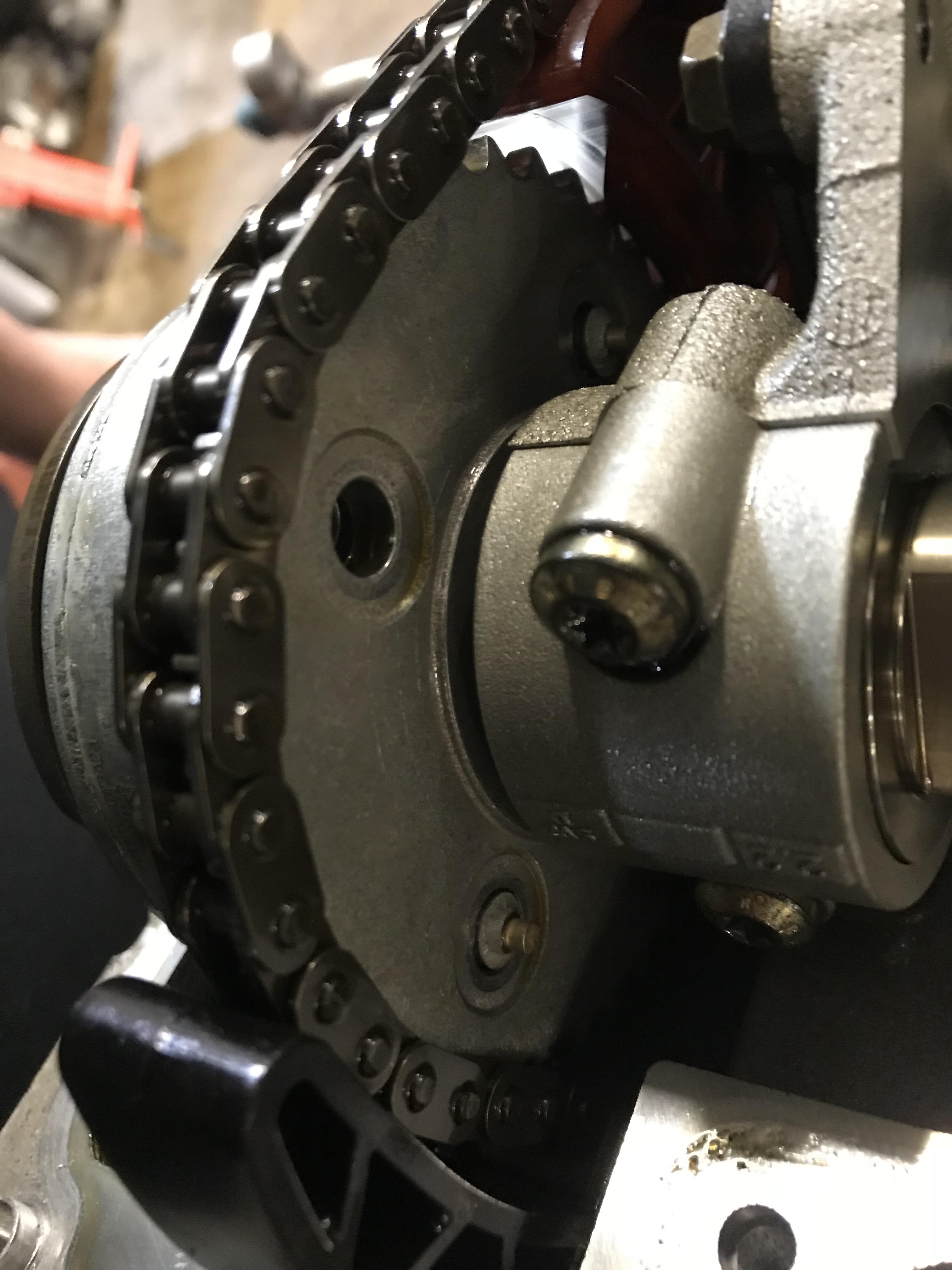 Broken and missing VANOS actuator bolts resulted in little to no oil