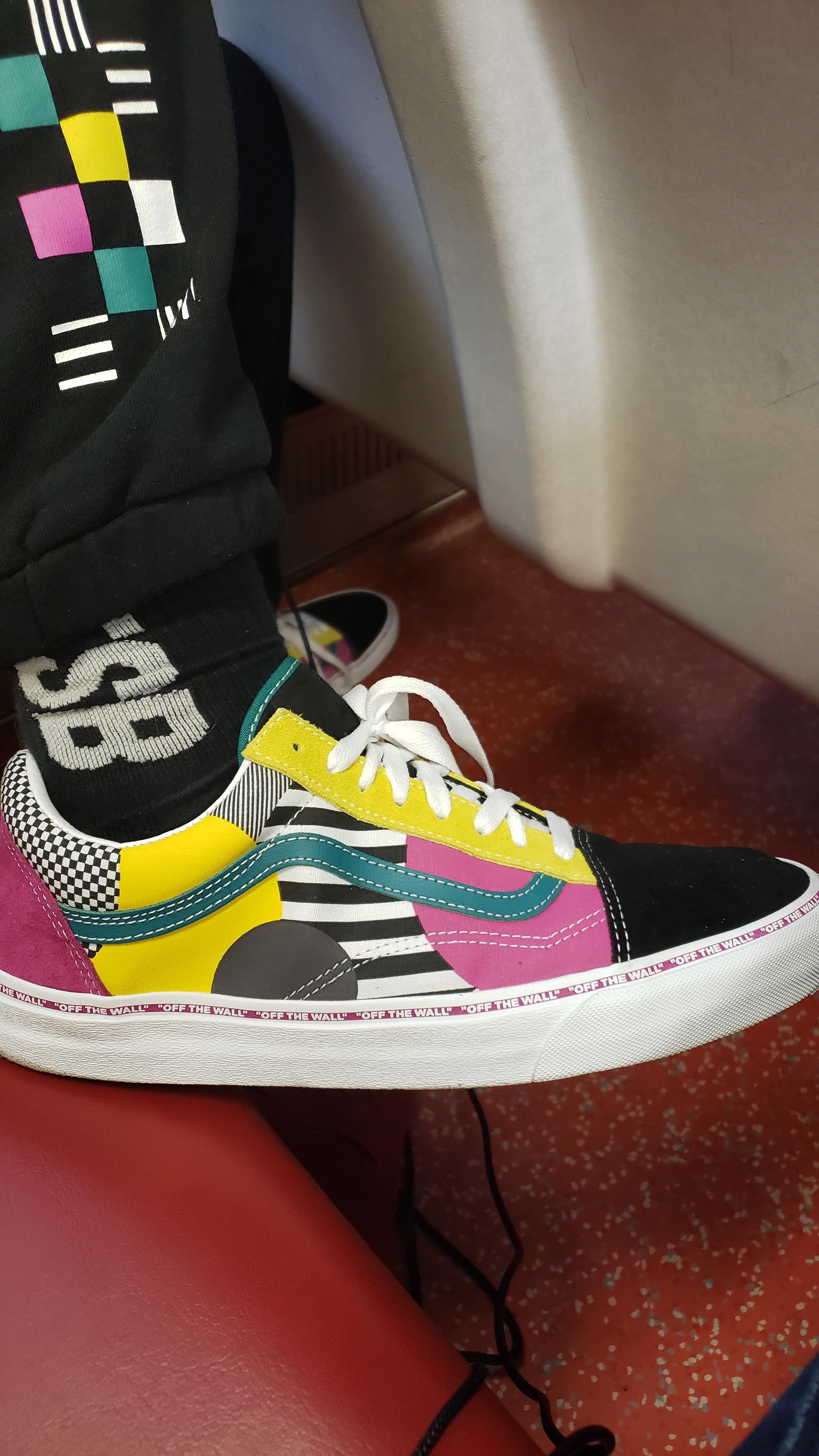 Alright sneaker reddit whats the name of these shoes im tryna find the colorway r/Sneakers