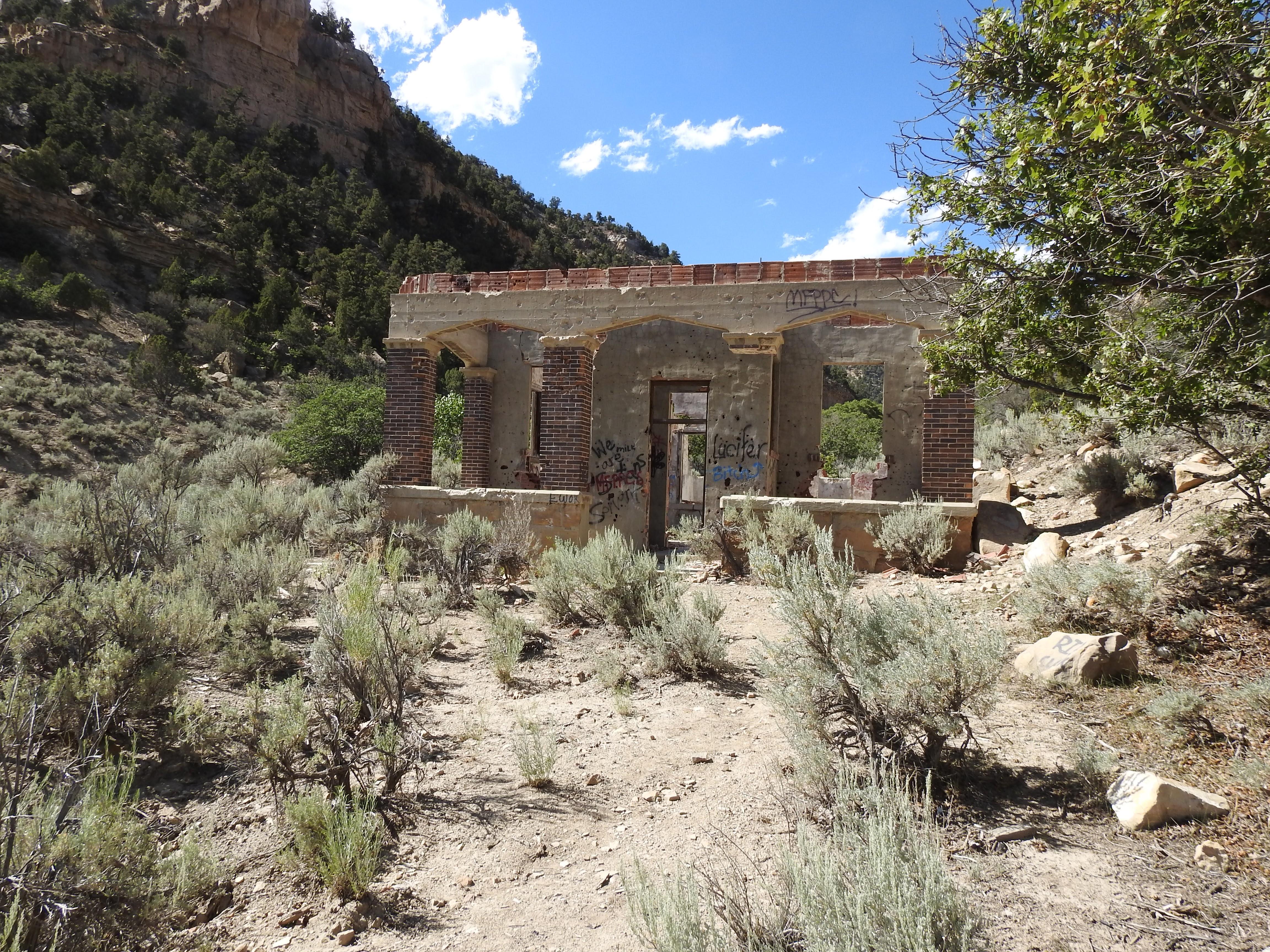 Abandoned Mining Office, Carbon Canyon, UT [4068x3456] r/AbandonedPorn