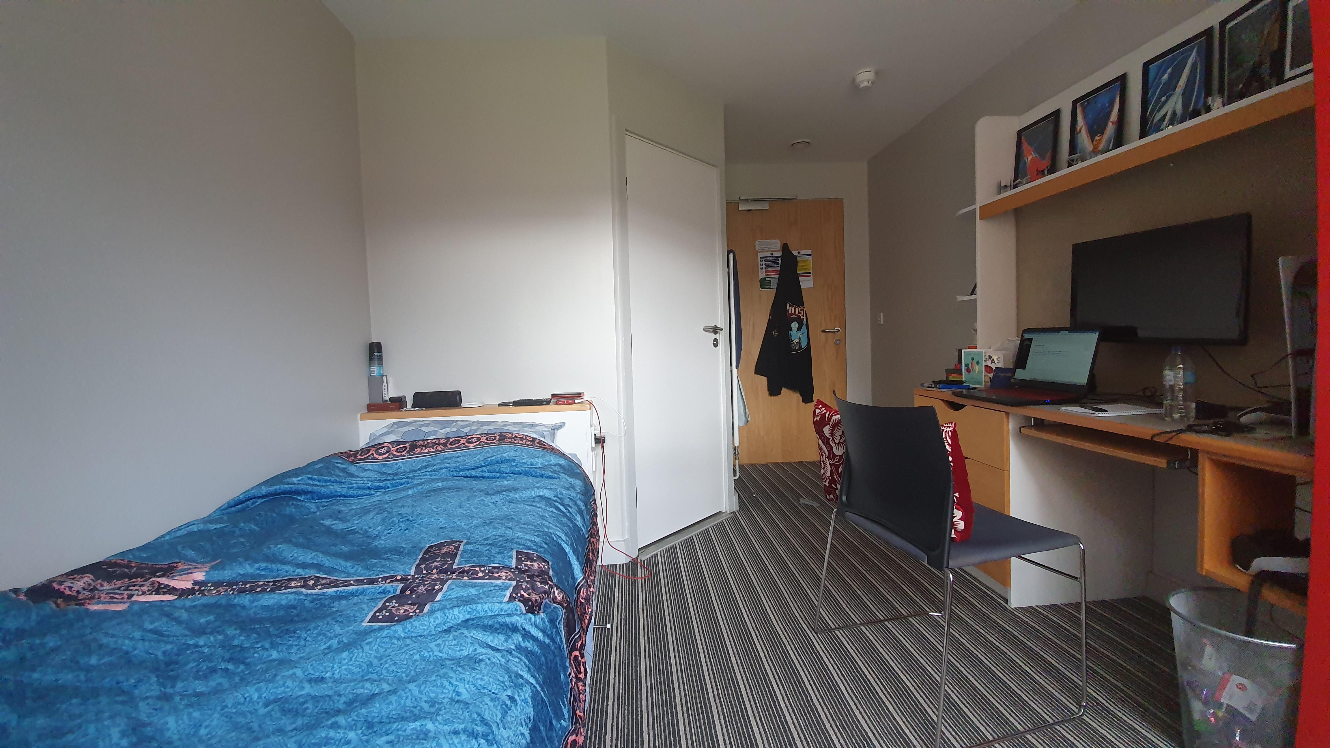 The Papa IV robe blanket makes a great bedspread in my student dorm