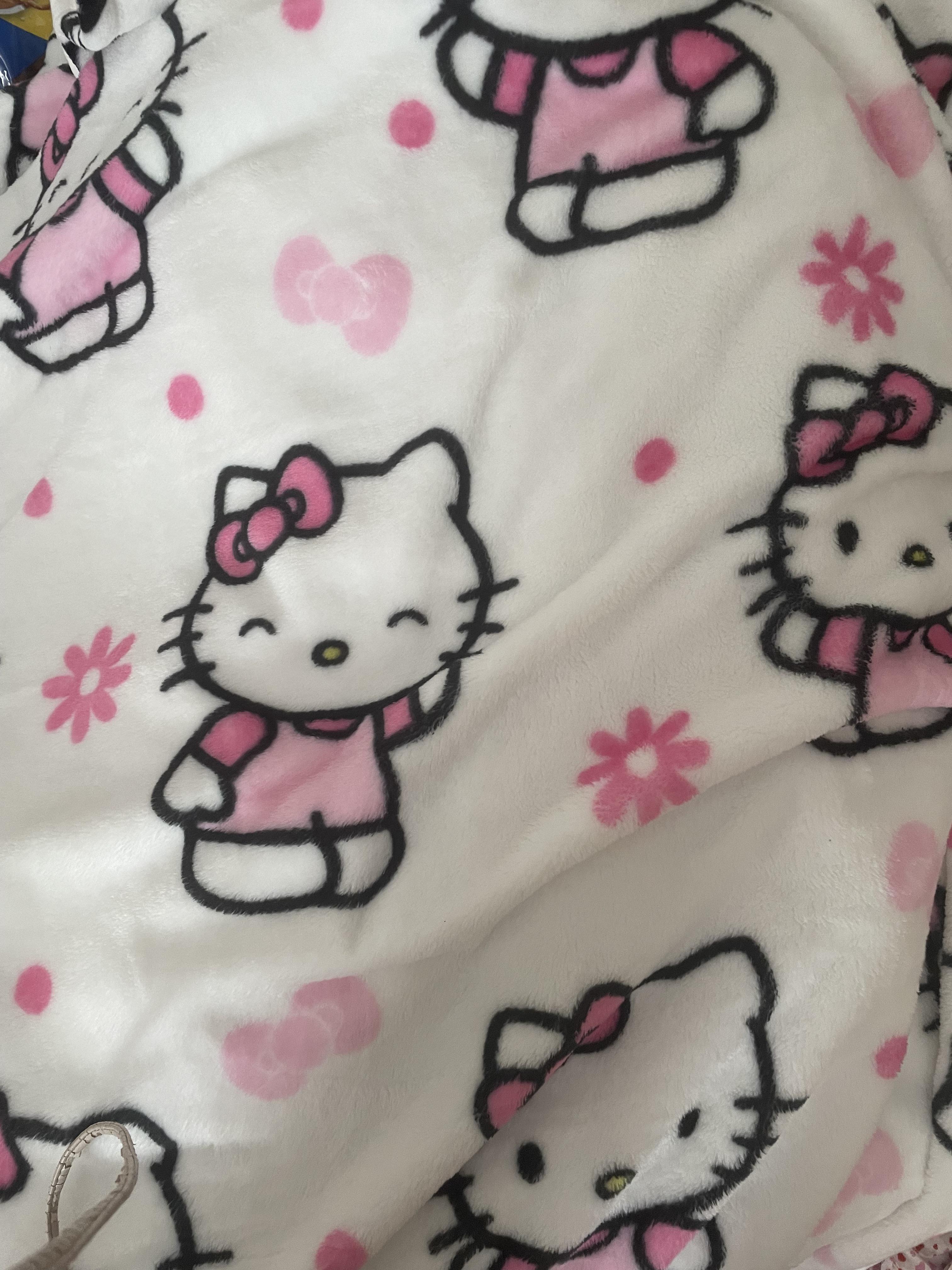 i finally found a hello kitty blanket 💗🎀 : HelloKitty