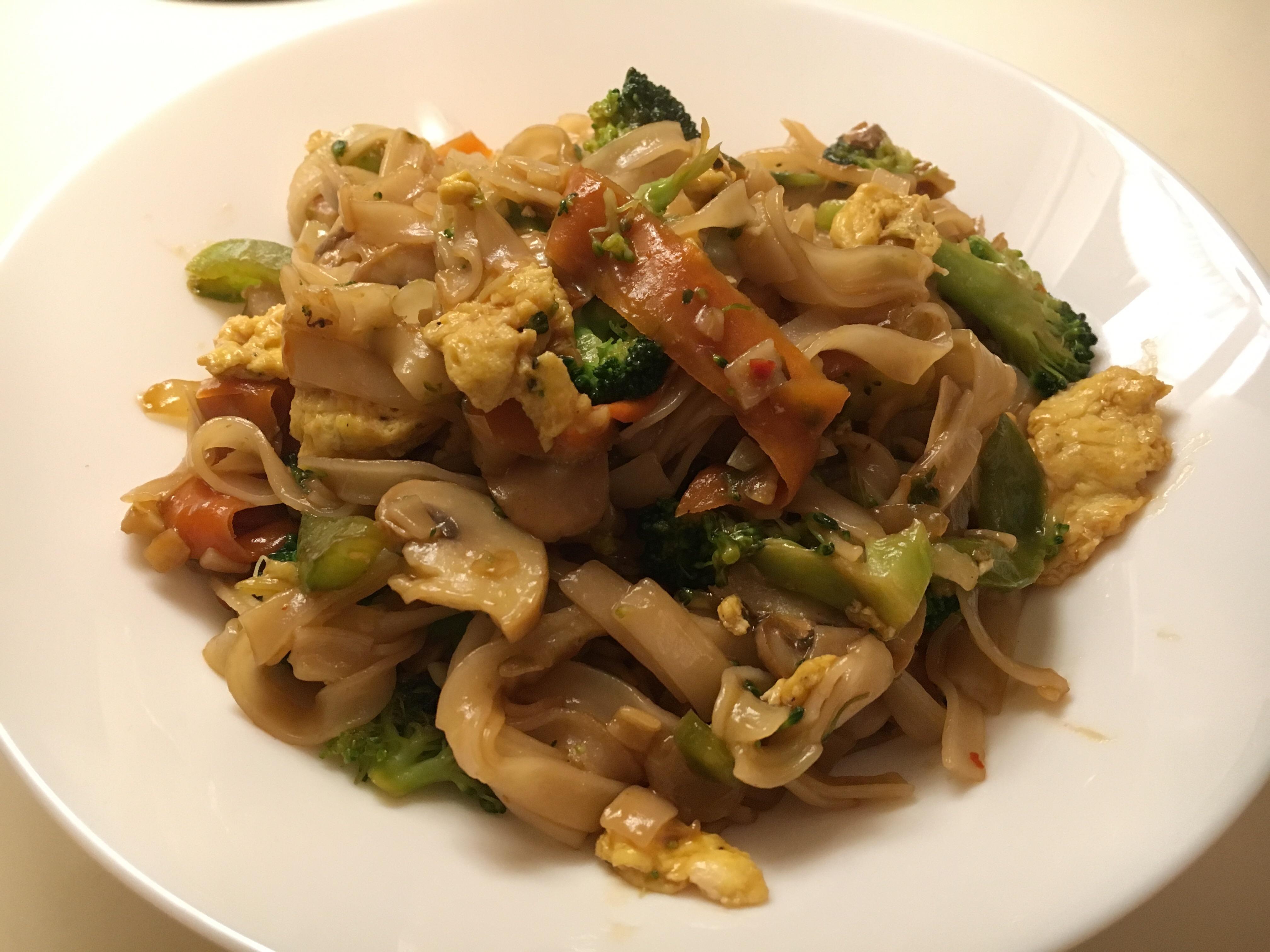 Homemade vegetable stir fry with rice noodles r/vegetarian