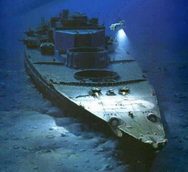 Illustration of the wreck of the battleship Bismarck weighing over