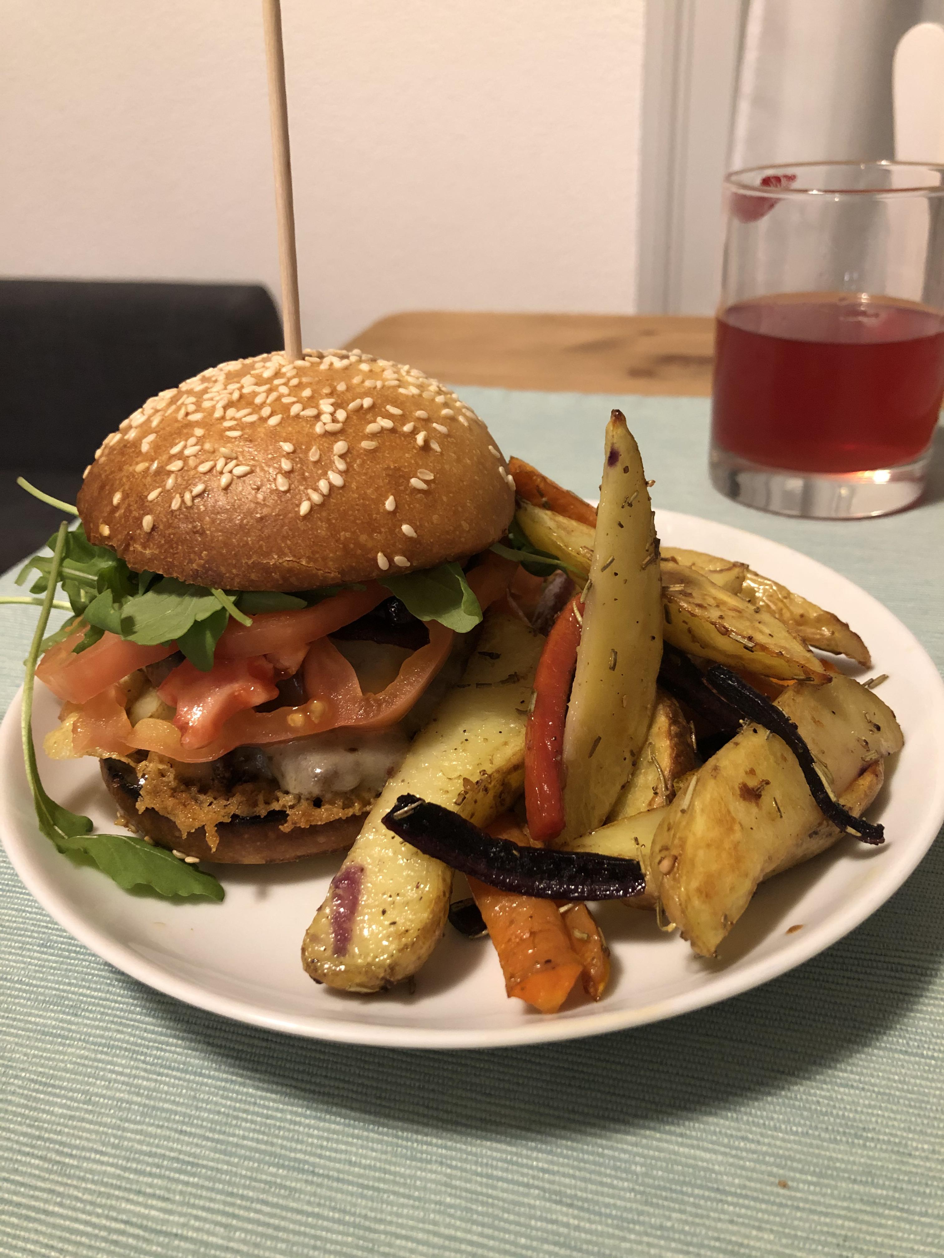 [Homemade] Burger with baked potatoes and carrots 3 r/food