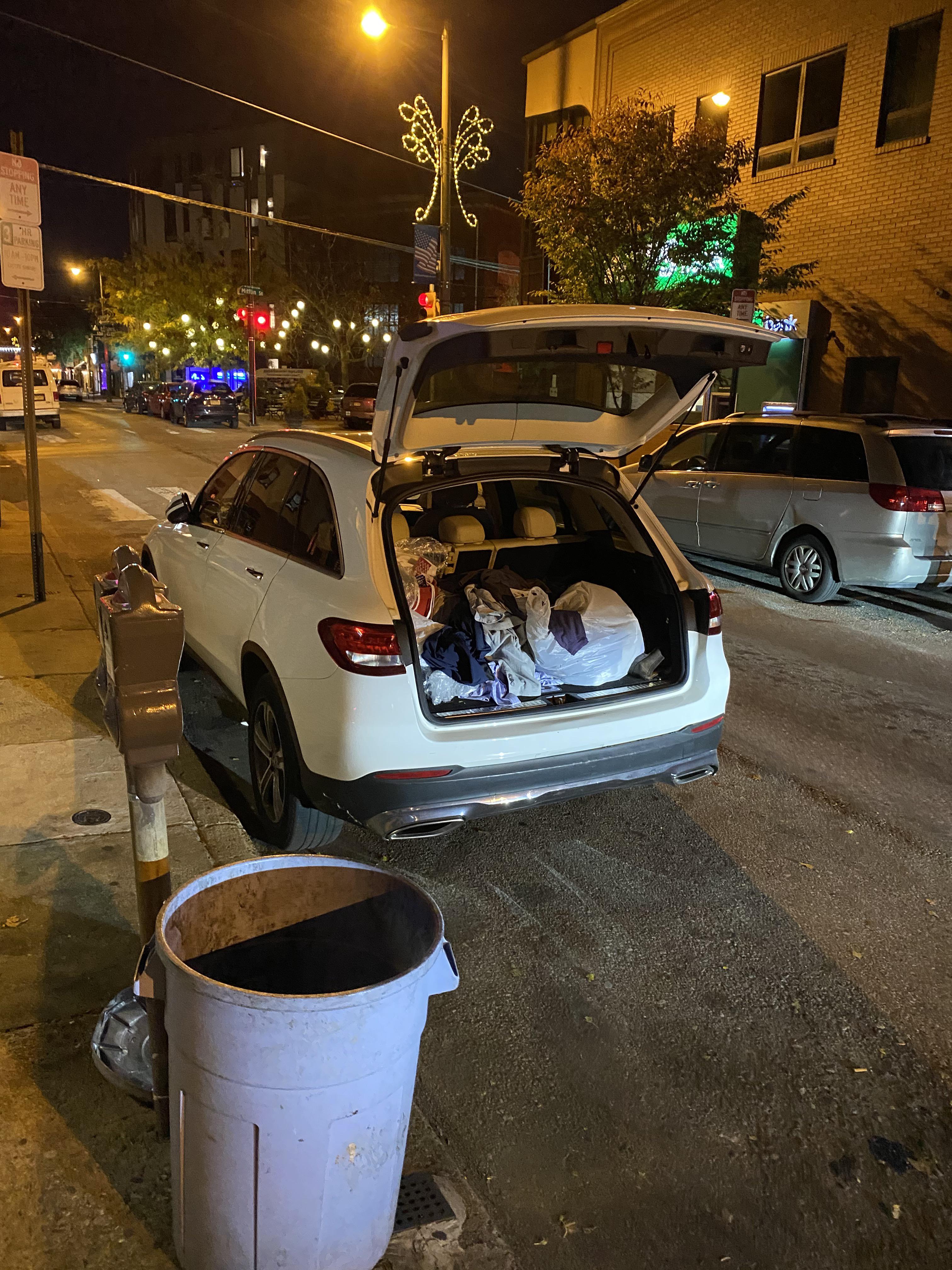 Second night in a row this car has sat with the trunk wide open on Passyunk Ave r/philadelphia