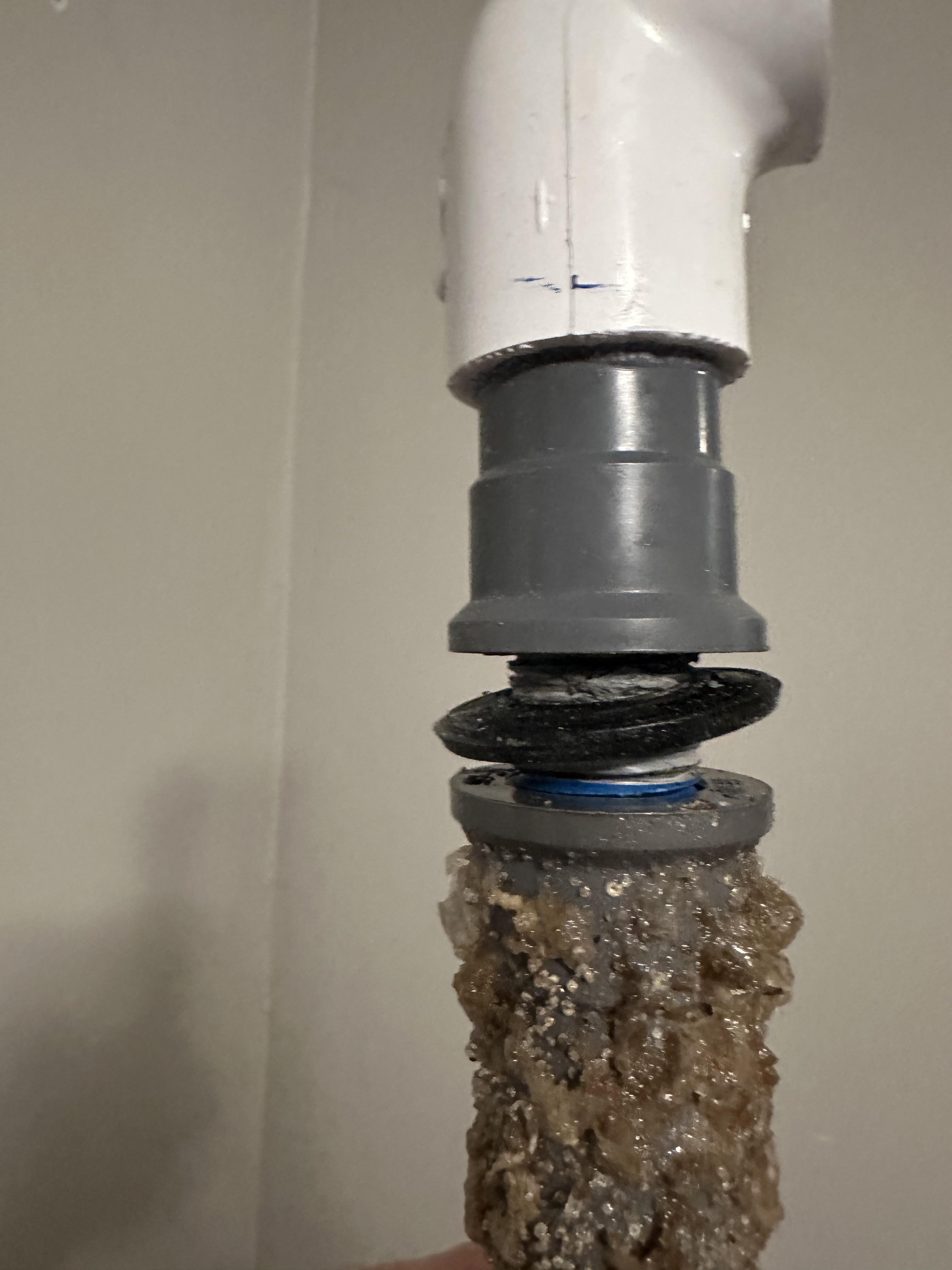 Has anyone seen this type of bulkhead? r/Plumbing