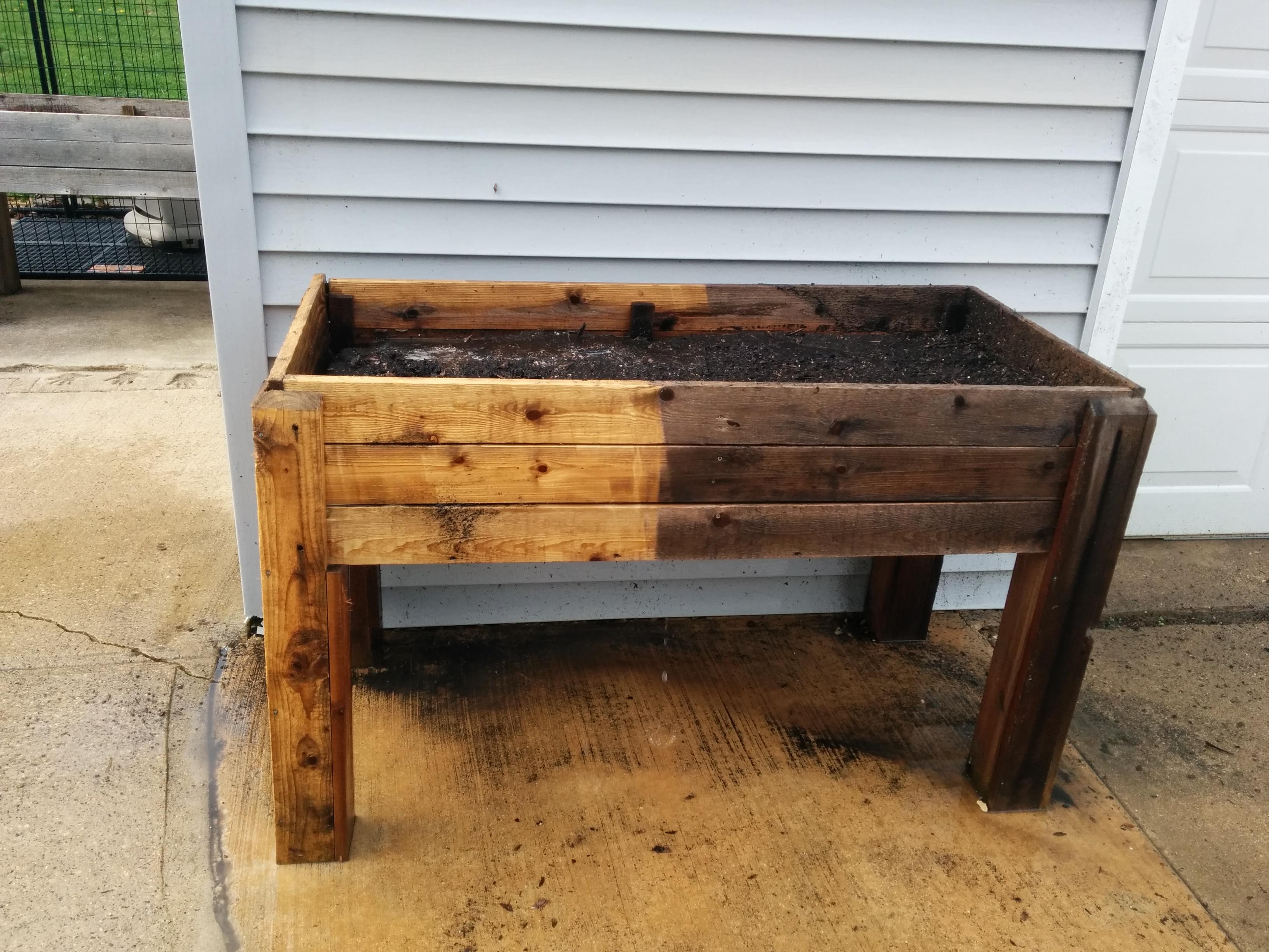 Cleaning some grime off of a wooden planter r/powerwashingporn