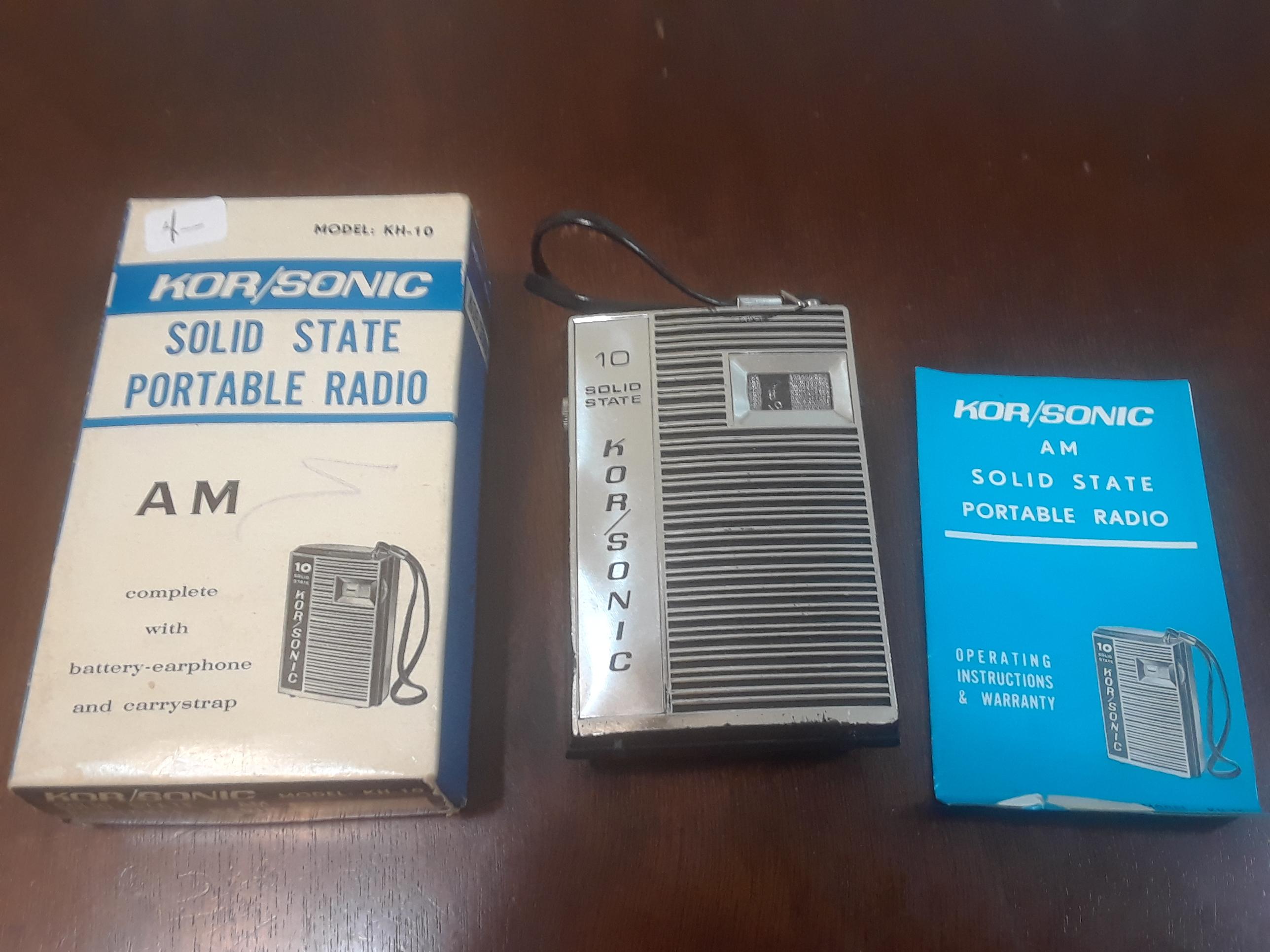 Vintage portable AM radio (2) r/ThriftStoreHauls