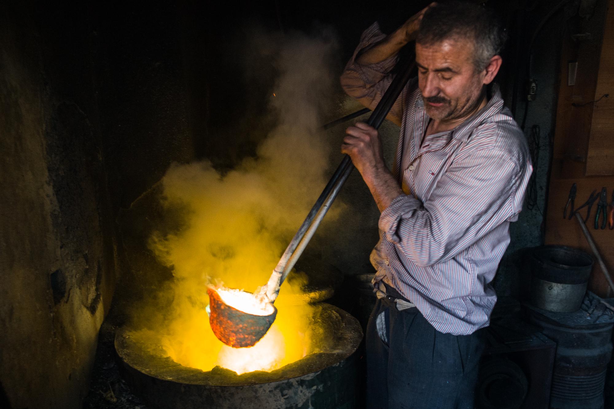 Casting Brass by hand in Istanbul r/metalworking