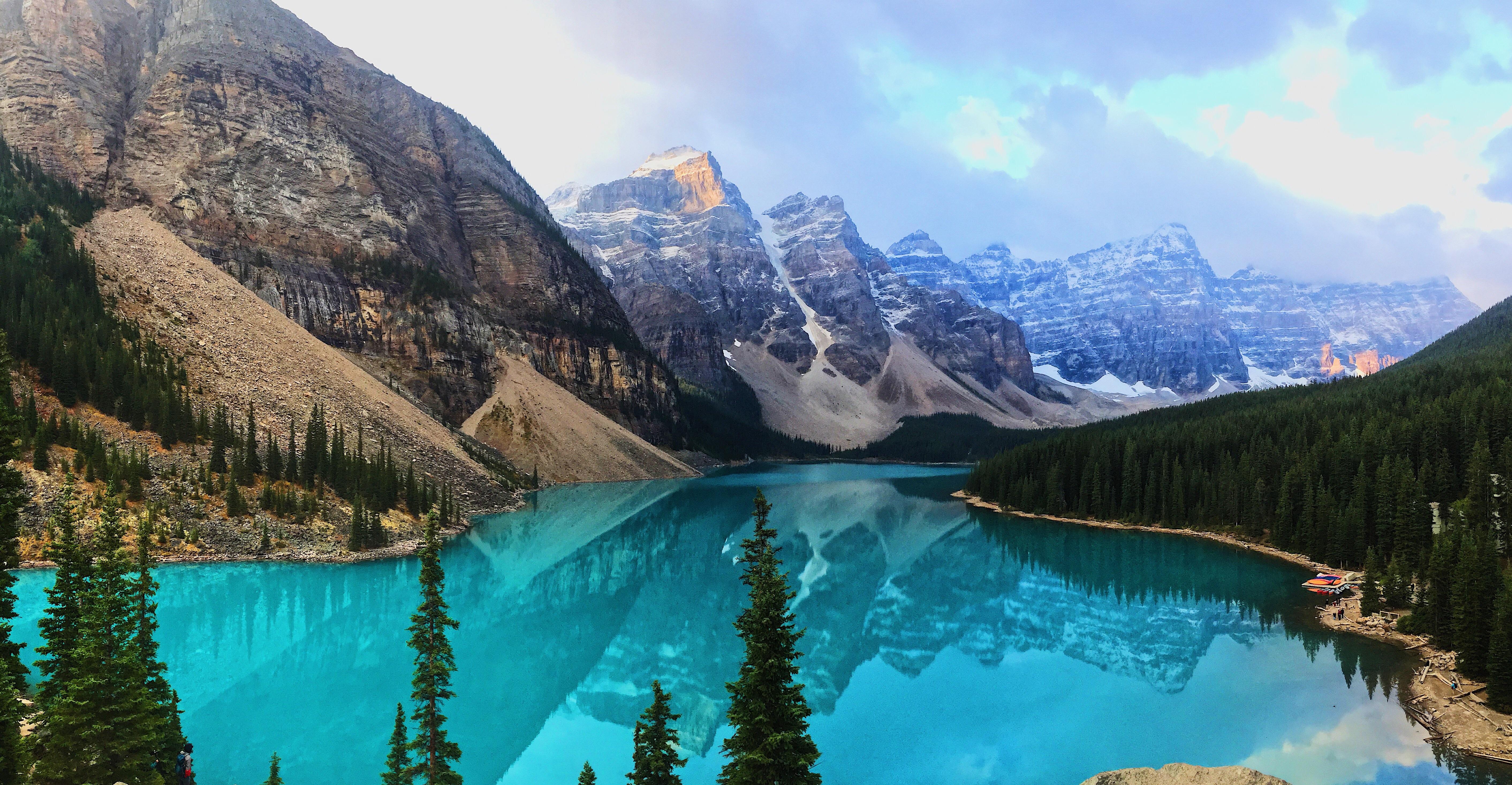 Moraine Lake at Sunrise. Banff, Canada [OC] [5723x2957] r/EarthPorn