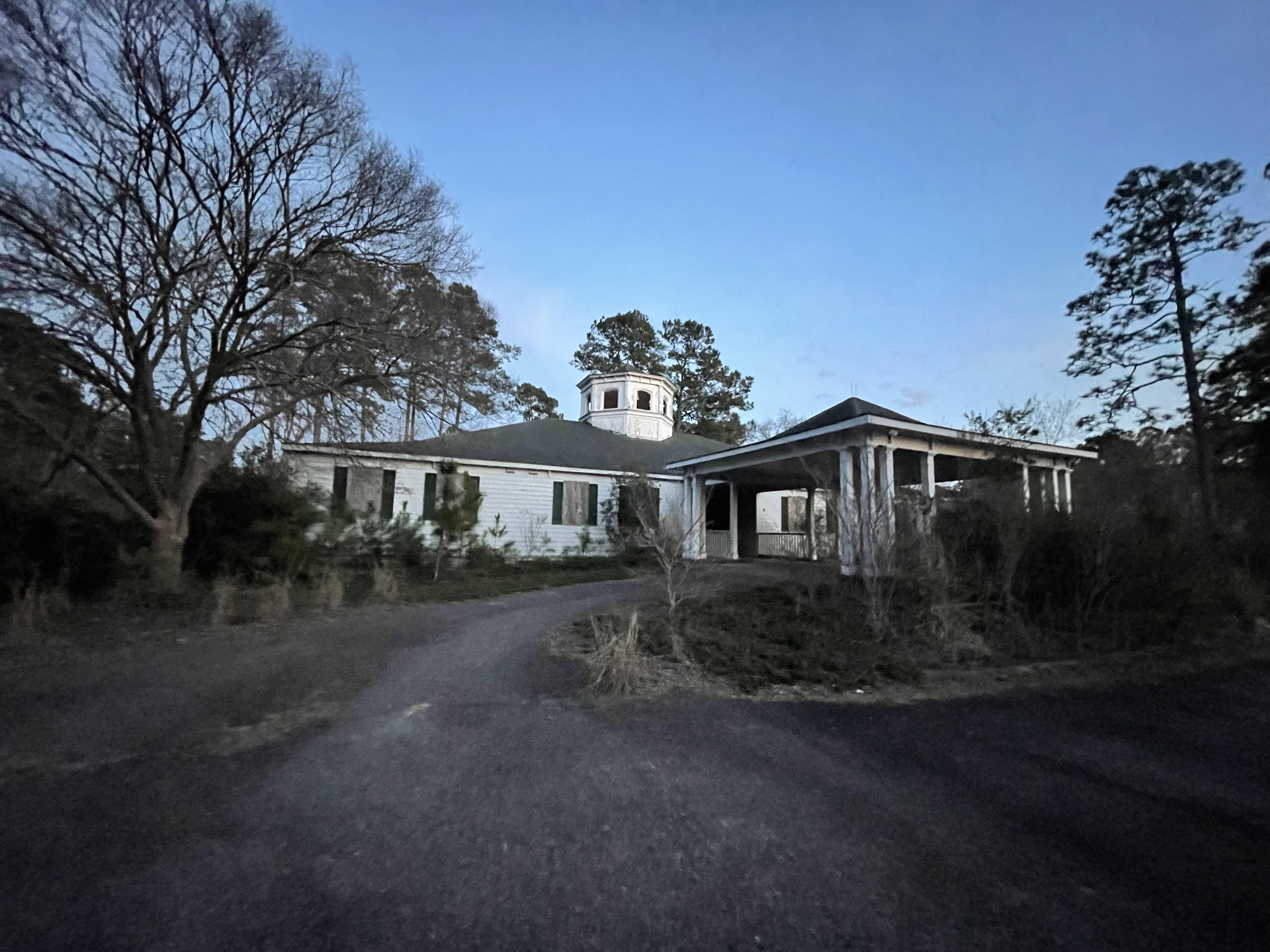 Abandoned golf club house in myrtle beach r/AbandonedPorn