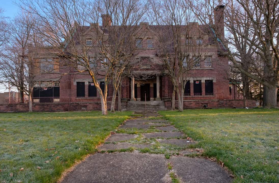 Byron Robinson Mansion in Akron, OH [1096X720] (Article w pictures in