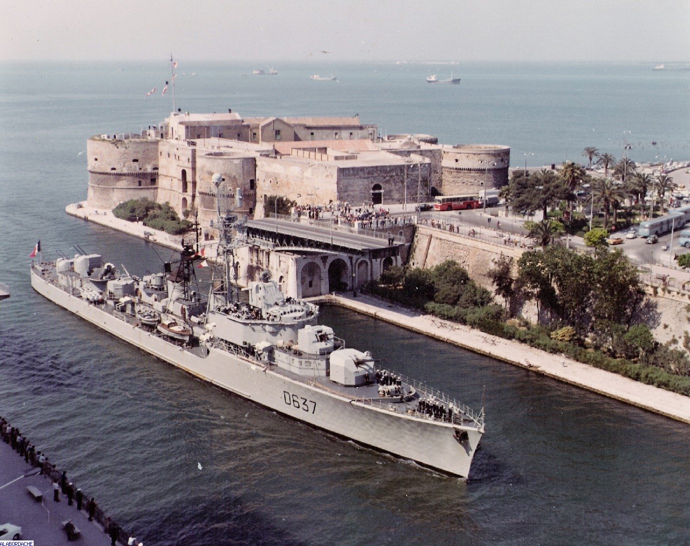 French T 53 class destroyer Jauréguiberry (D637) enters Taranto.[1376 ×