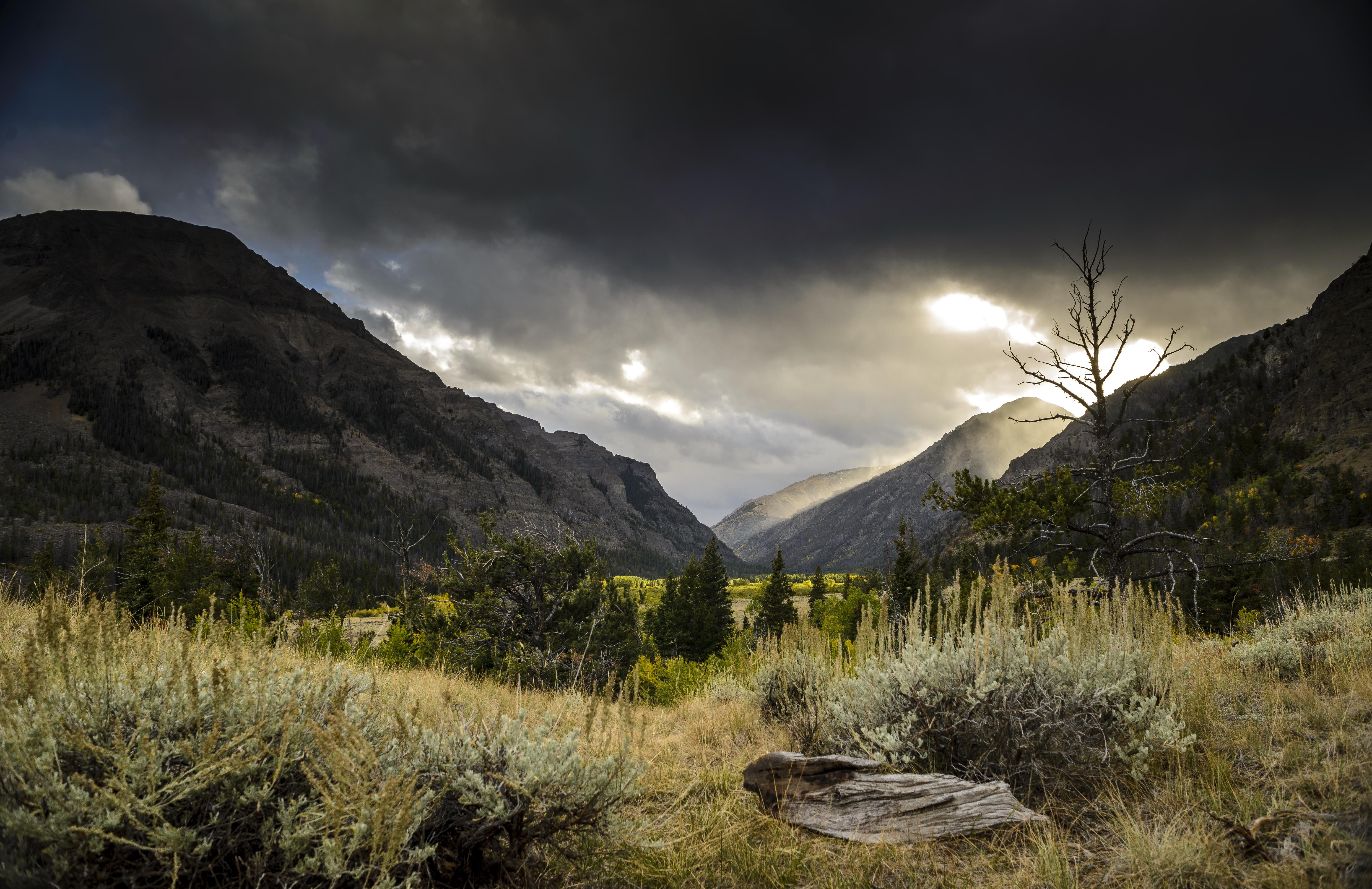 On the road to Kirwin, WY. OC [6016 x 3897] r/EarthPorn