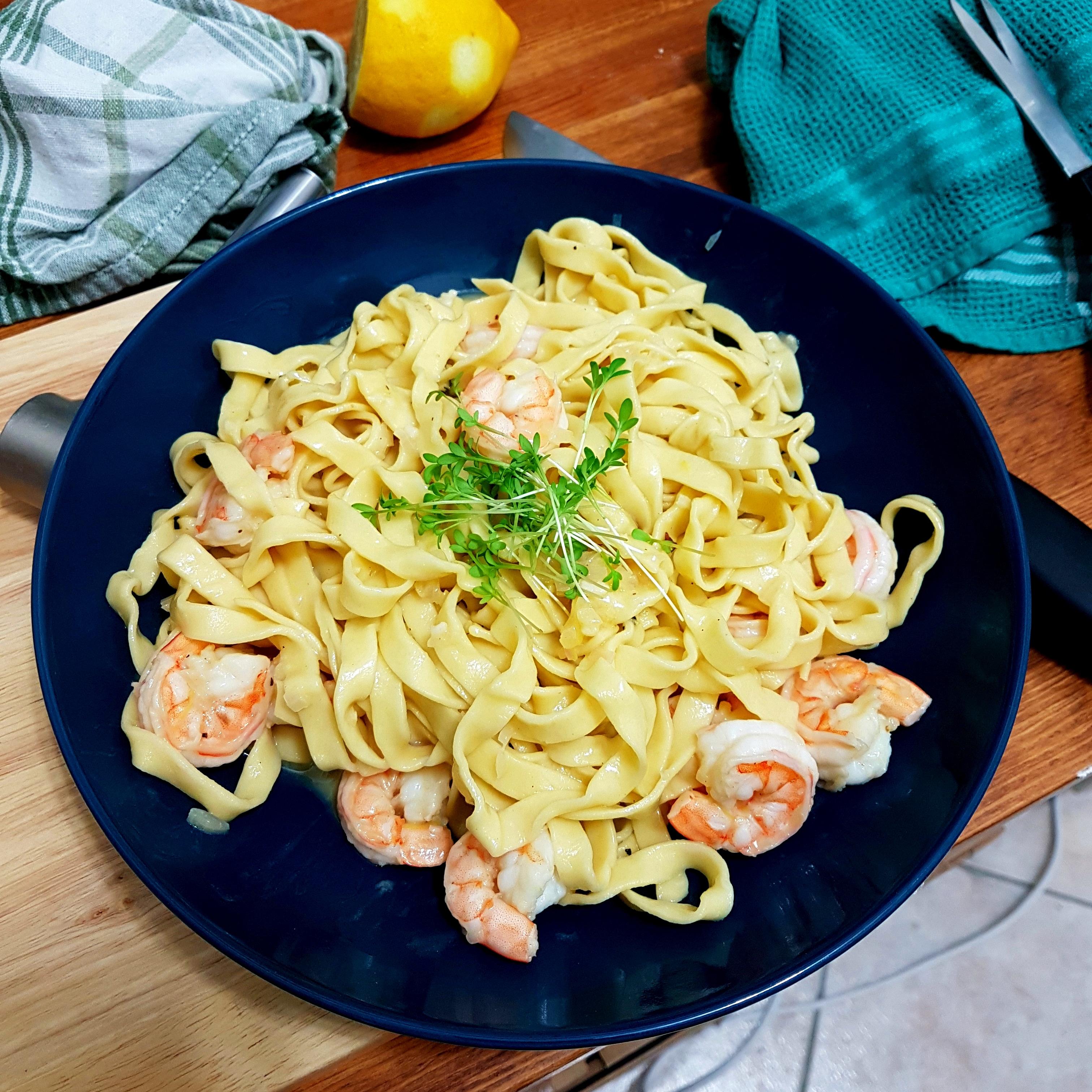 [Homemade] Pasta with white wine butter reduction and prawns. r/food