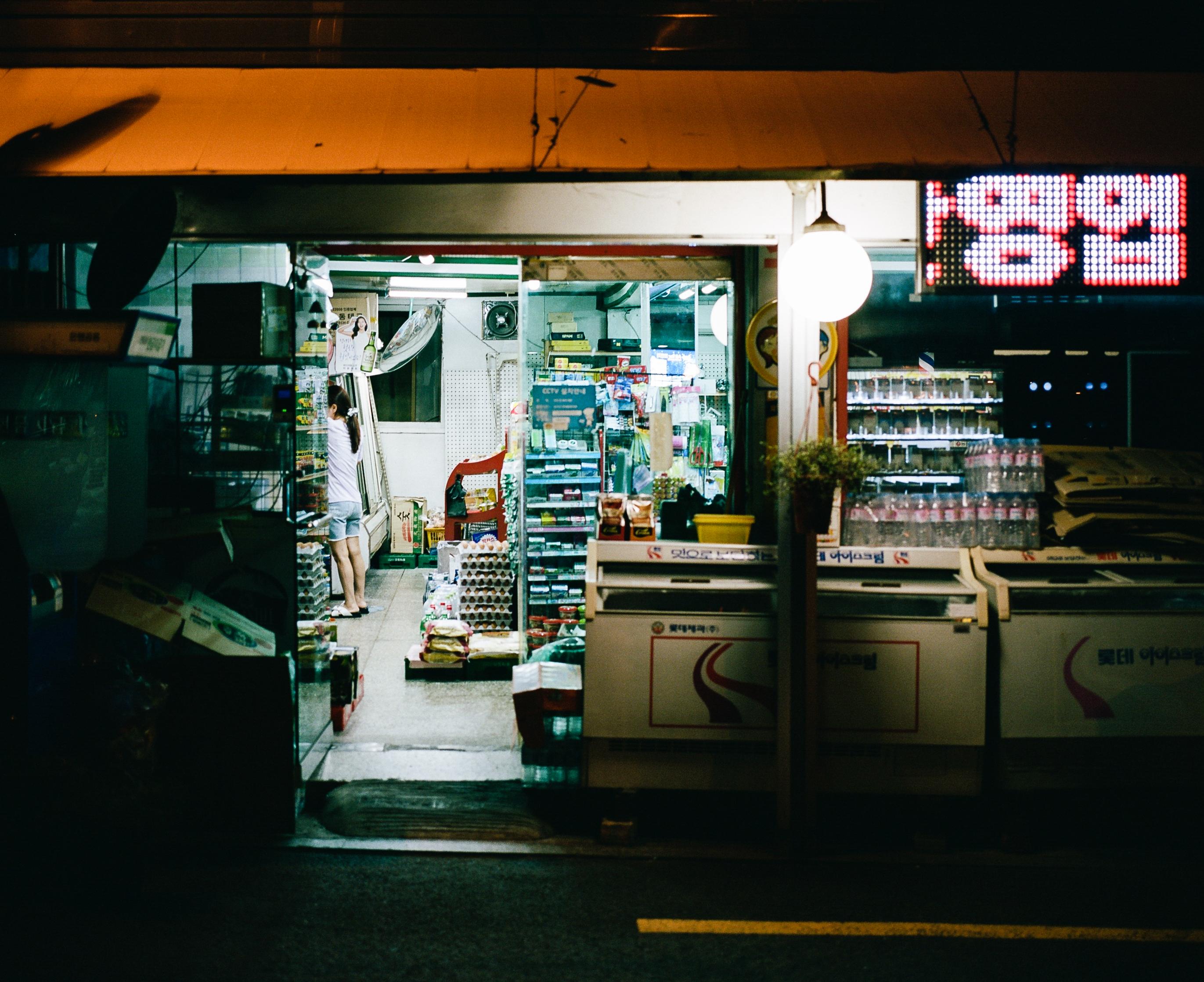 Korean Corner Store [Mamiya 7/80mm/Portra 400] r/analog