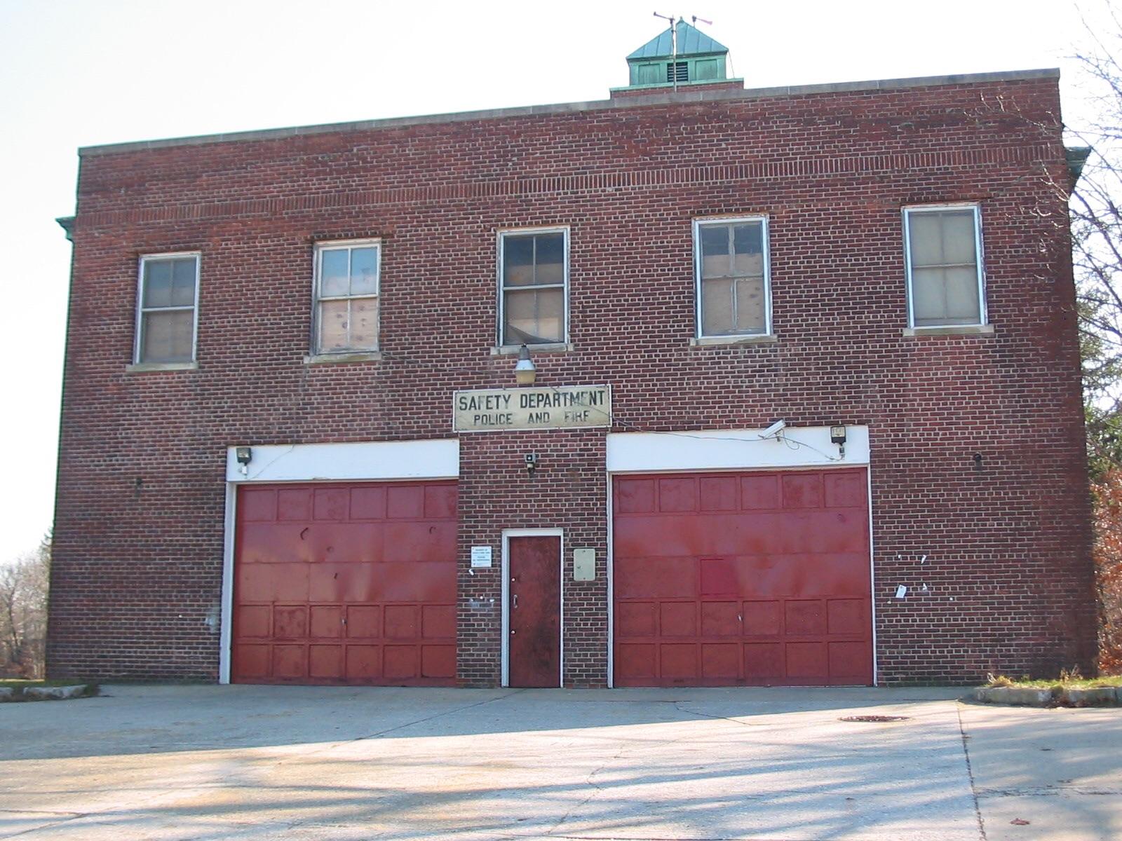 Abandoned fire house at Kings Park Psych center r/AbandonedPorn
