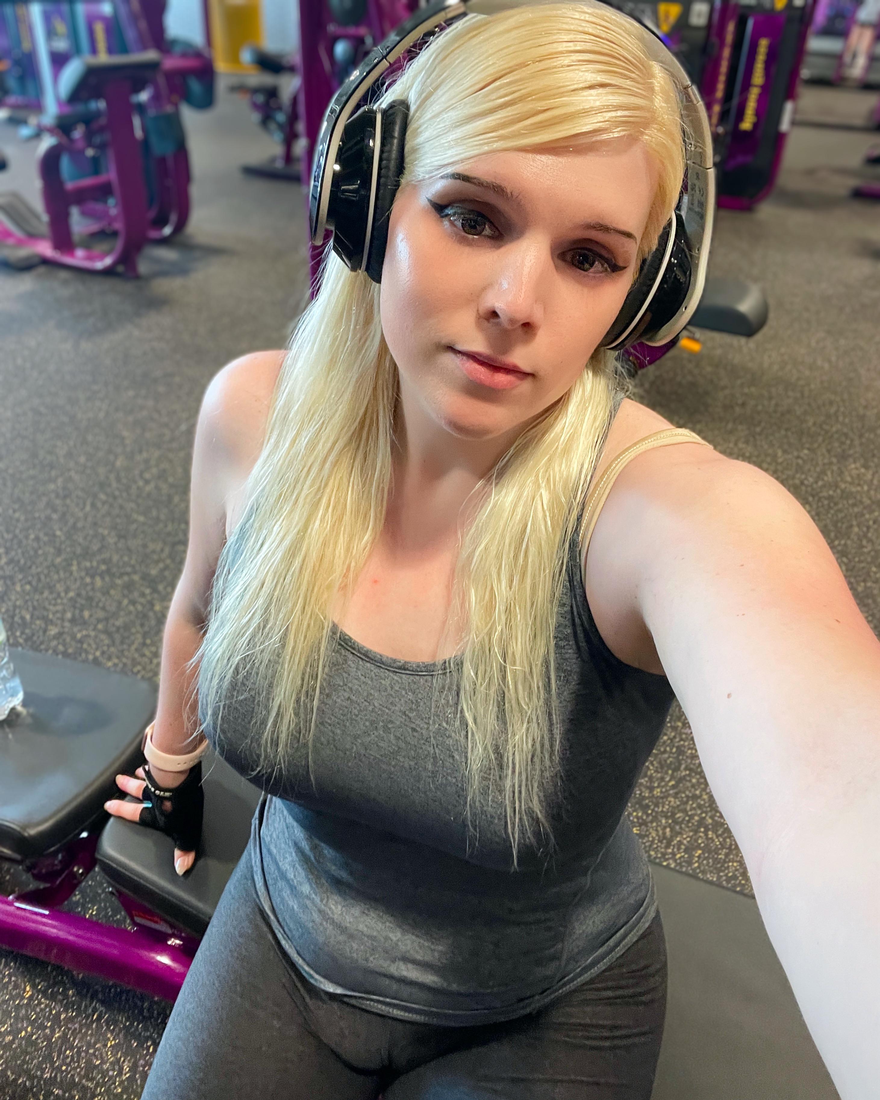 Femboys coming to gyms near you 😮 r/femboy