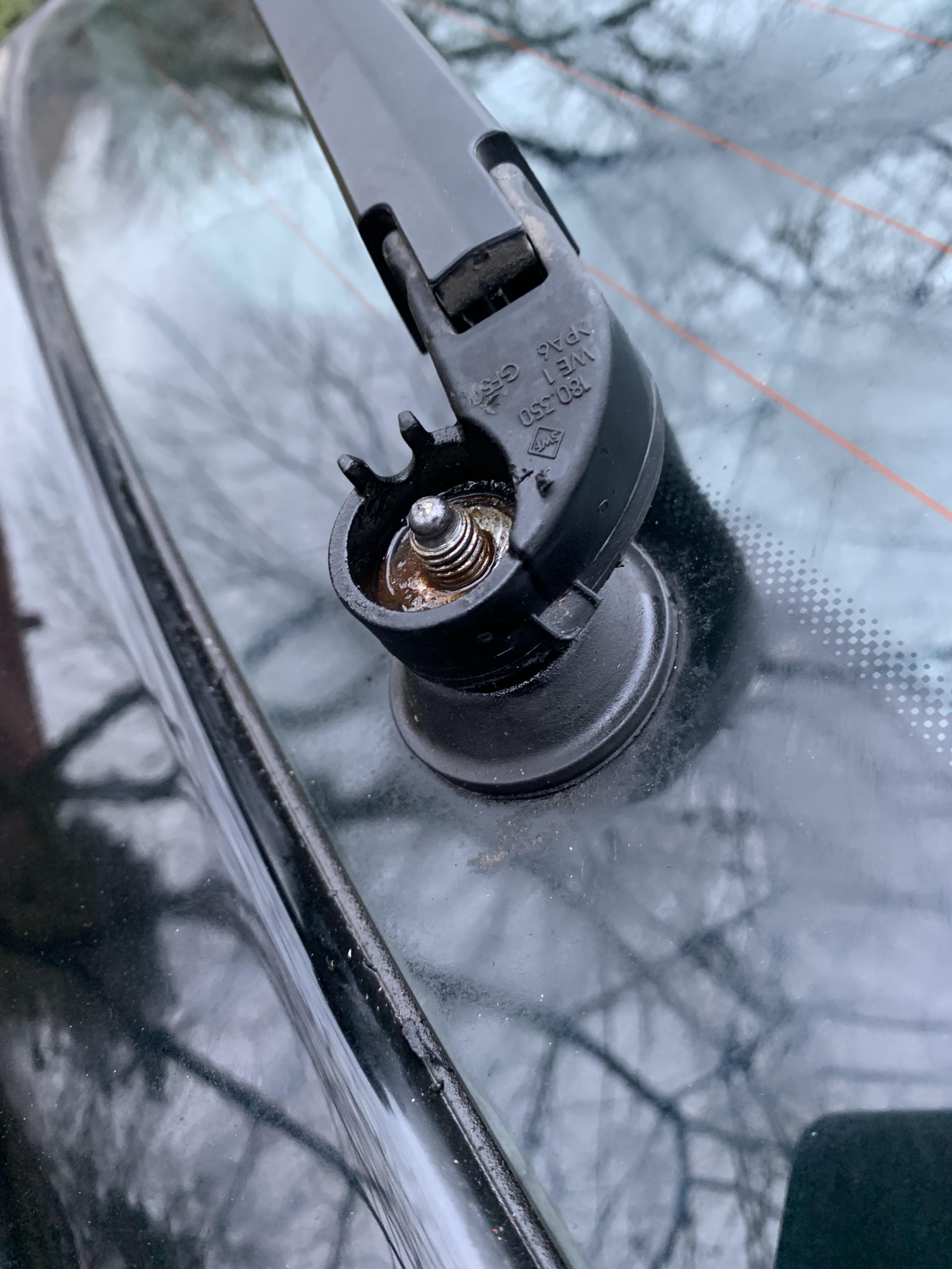 Can’t get the rear wiper arm off even with special tools, do you have