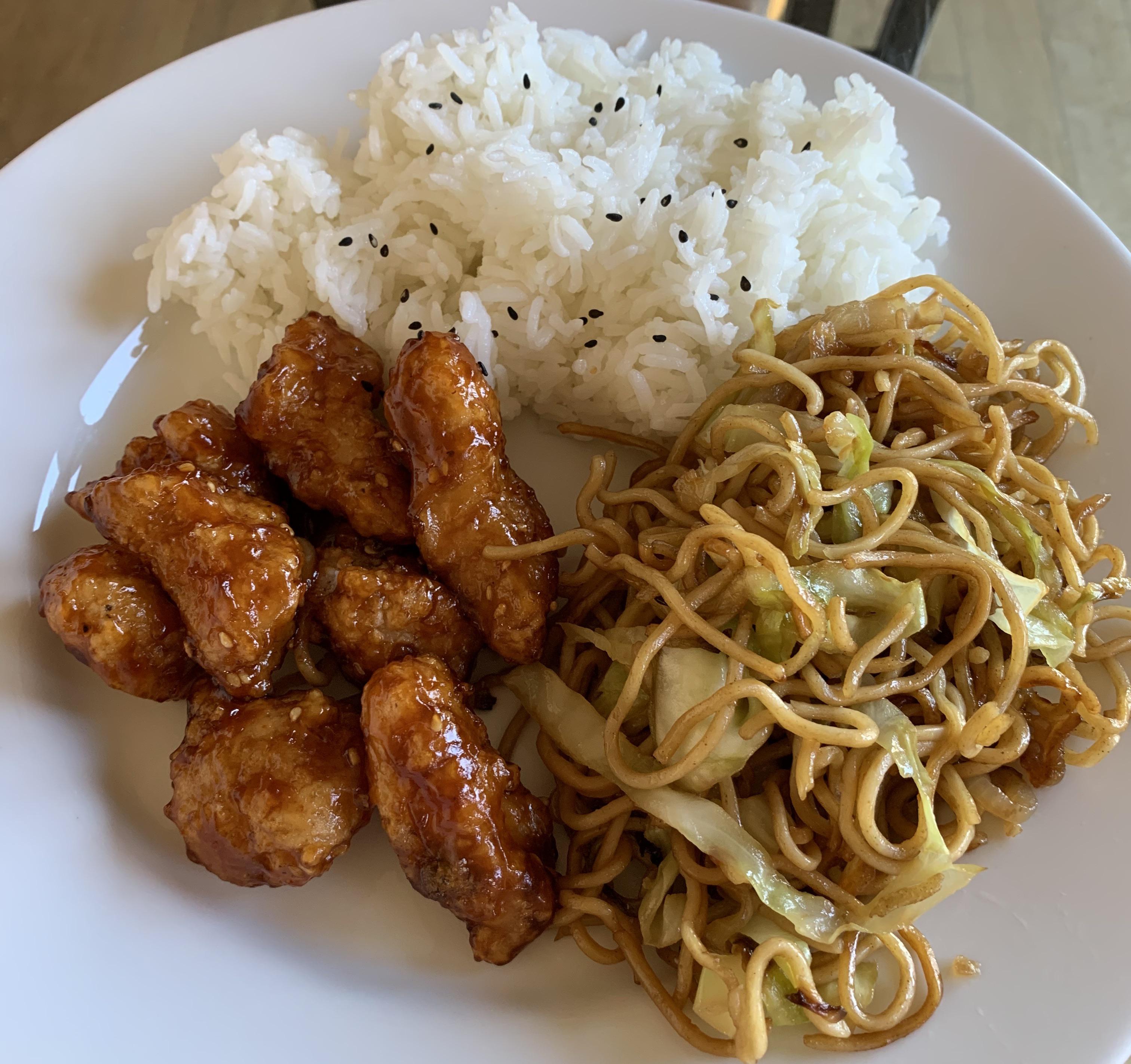 [Homemade] Sesame chicken and chow mein r/food