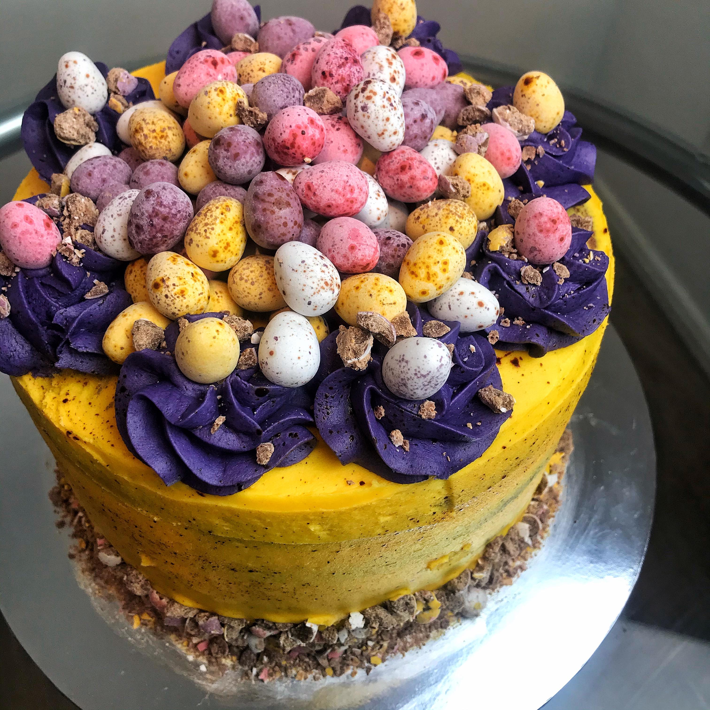 Mini Egg easter cake (chocolate fudge inside) 🍫😋 r/Baking