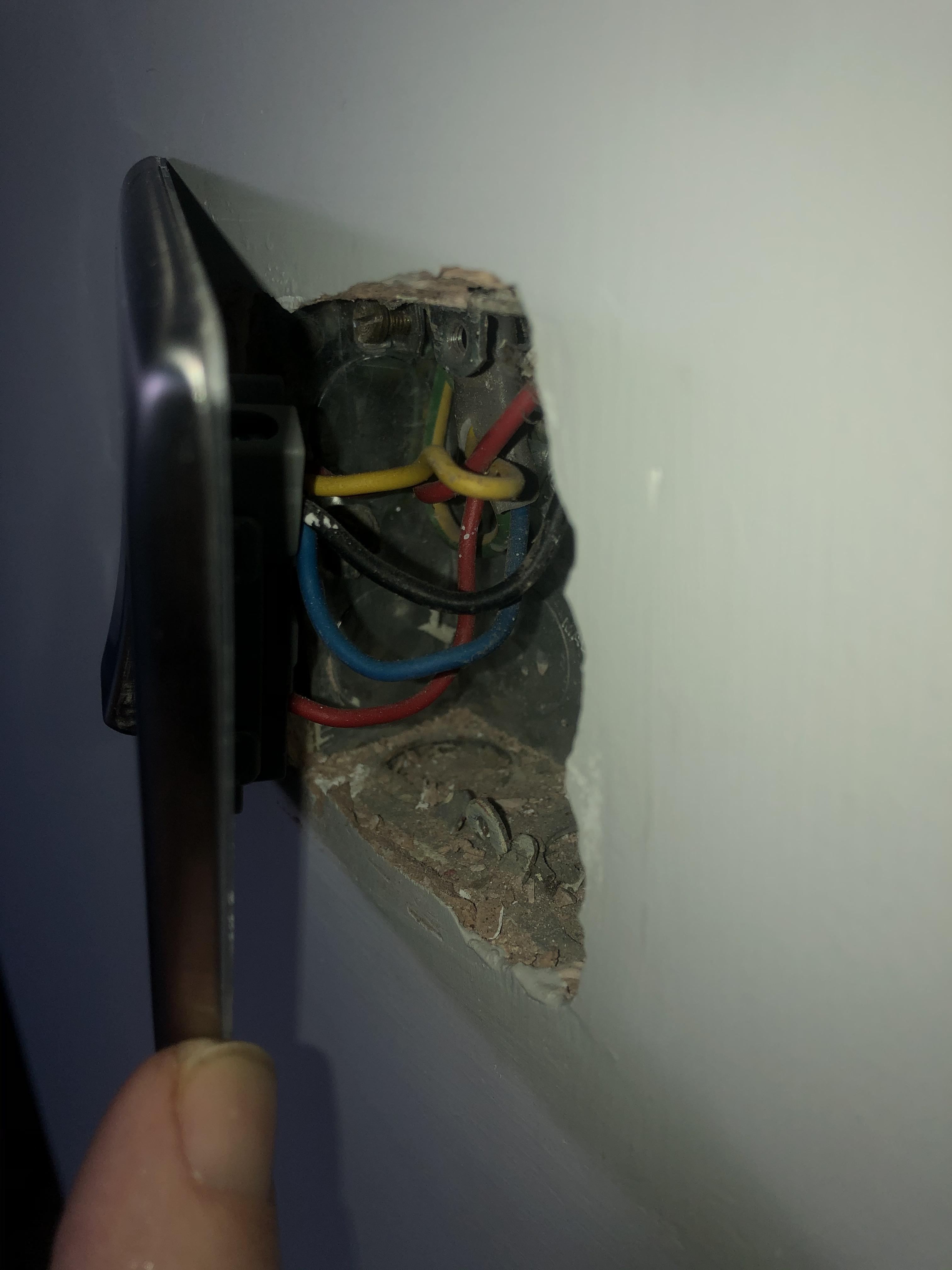 Neutral wire? Hello i am no expert with electronics by any means but am