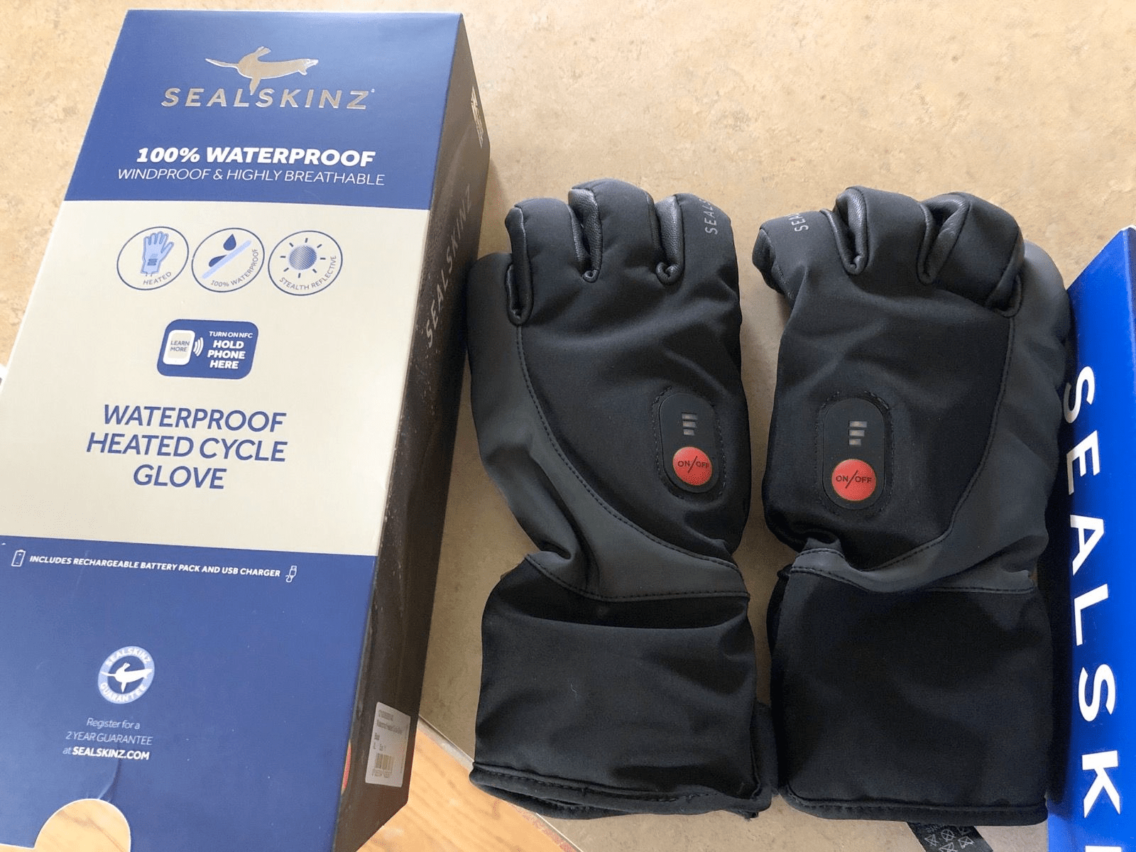 Left my brand new electric sealskinz gloves at the blue sky parking lot. Please let me know if