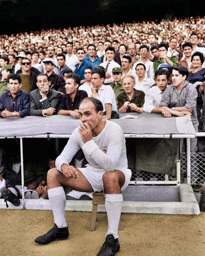 Alfredo Di Stefano smoking a cigarette on Real Madrid's bench in 1964