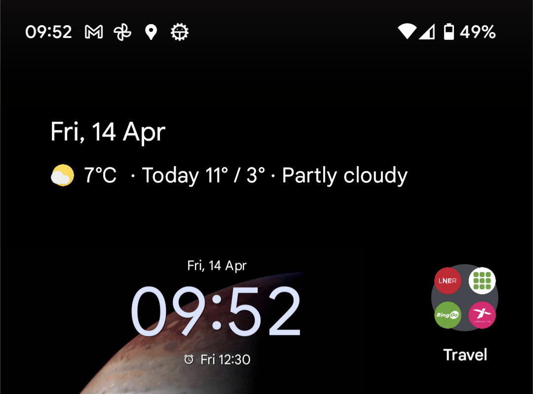 Getting large clock on home screen clashes with assistant? r/Pixel6