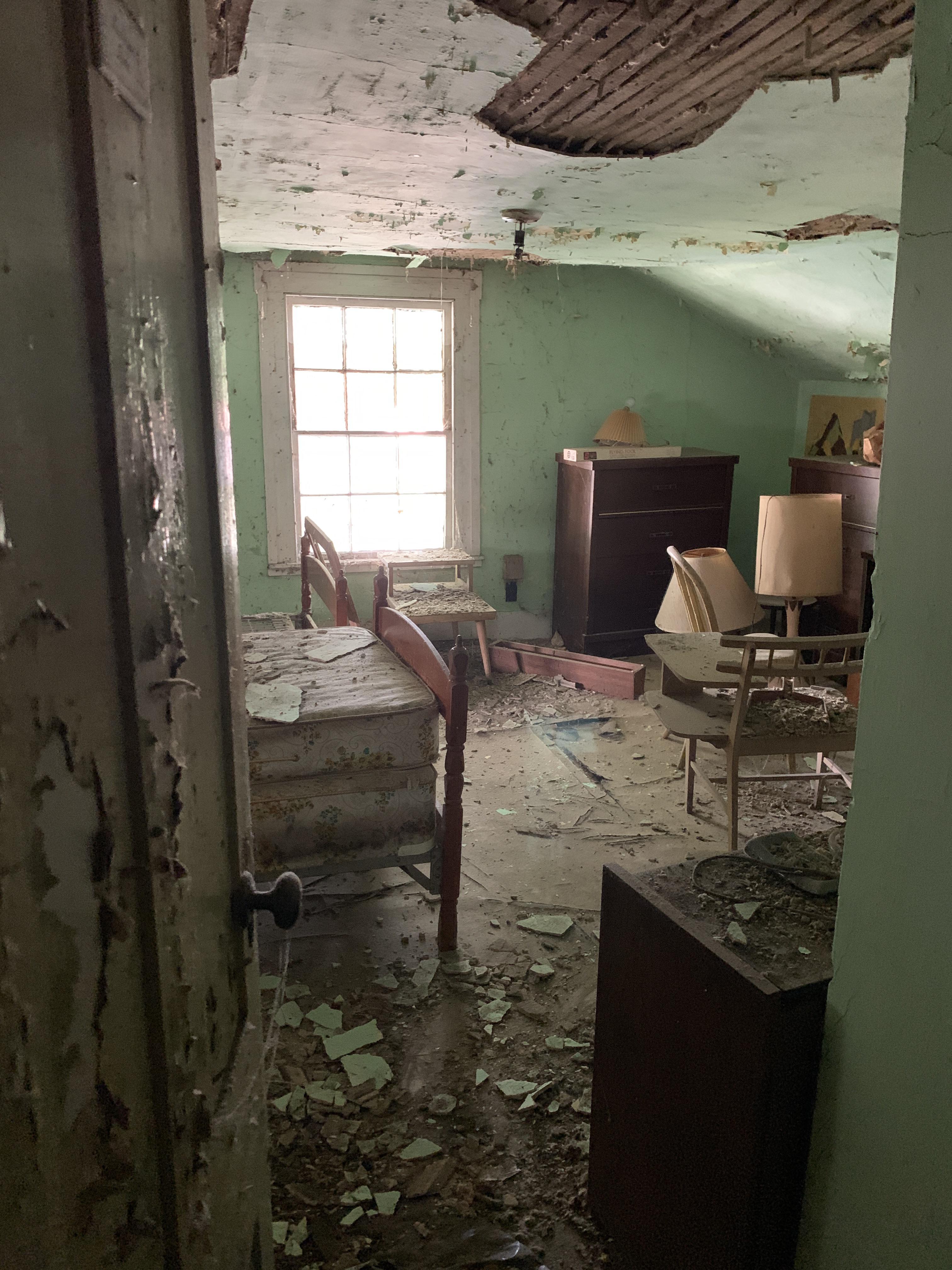 Dead Grandma’s abandoned house. Three Rivers, MI r/AbandonedPorn