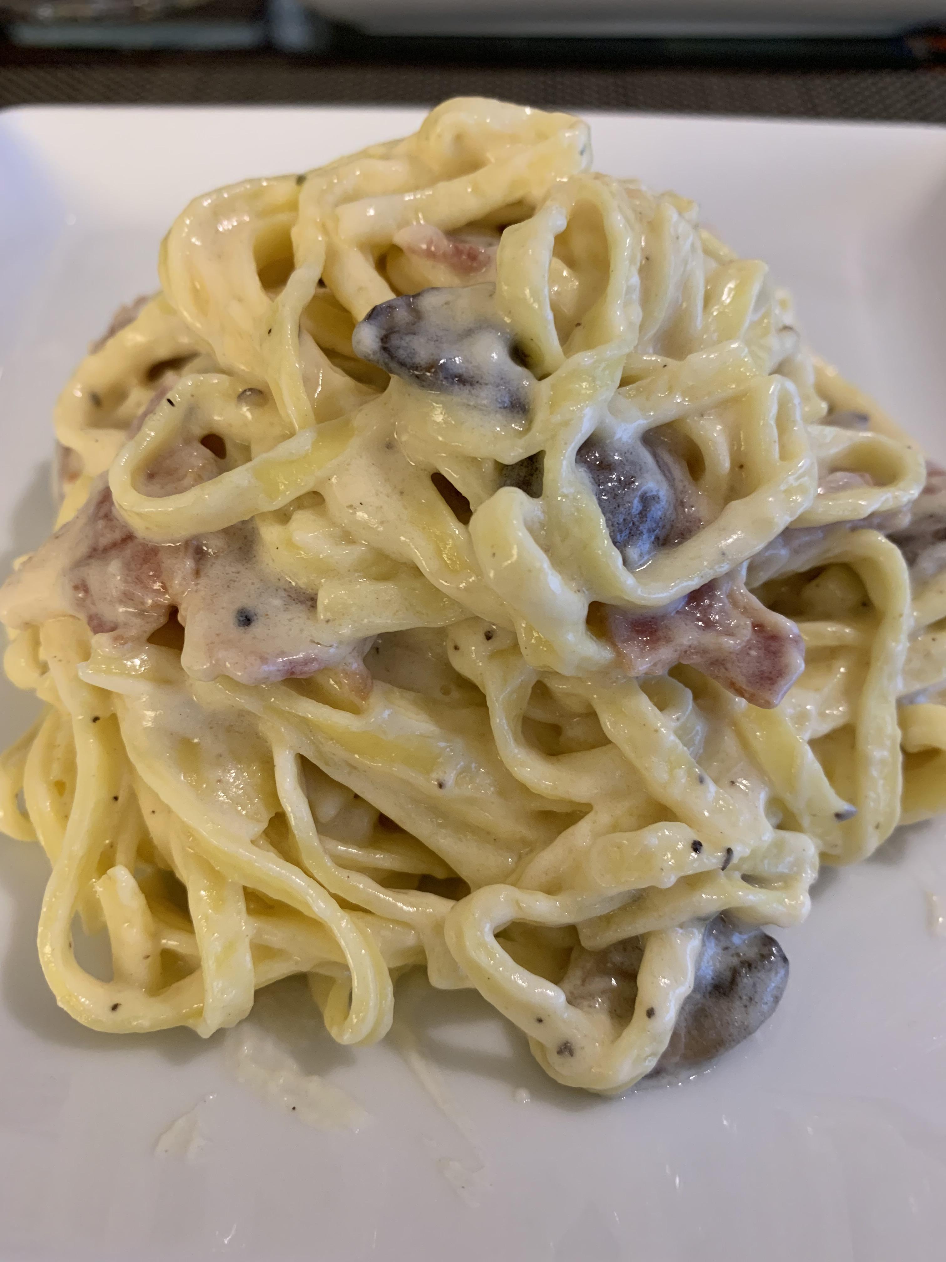 [Homemade] Fettuccine Alfredo r/food