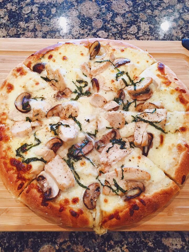 [Homemade] Chicken, Mushroom, and Truffle White Pizza r/food