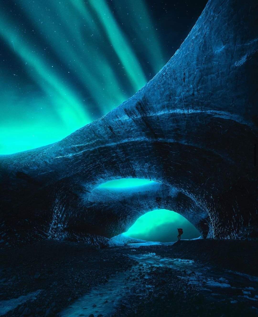 Northern lights dancing above ice caves in Iceland! 🇮🇸 r/BeAmazed