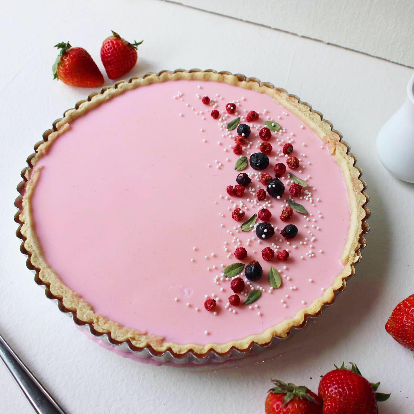 Strawberry and White Chocolate Panna Cotta Tart r/FoodPorn