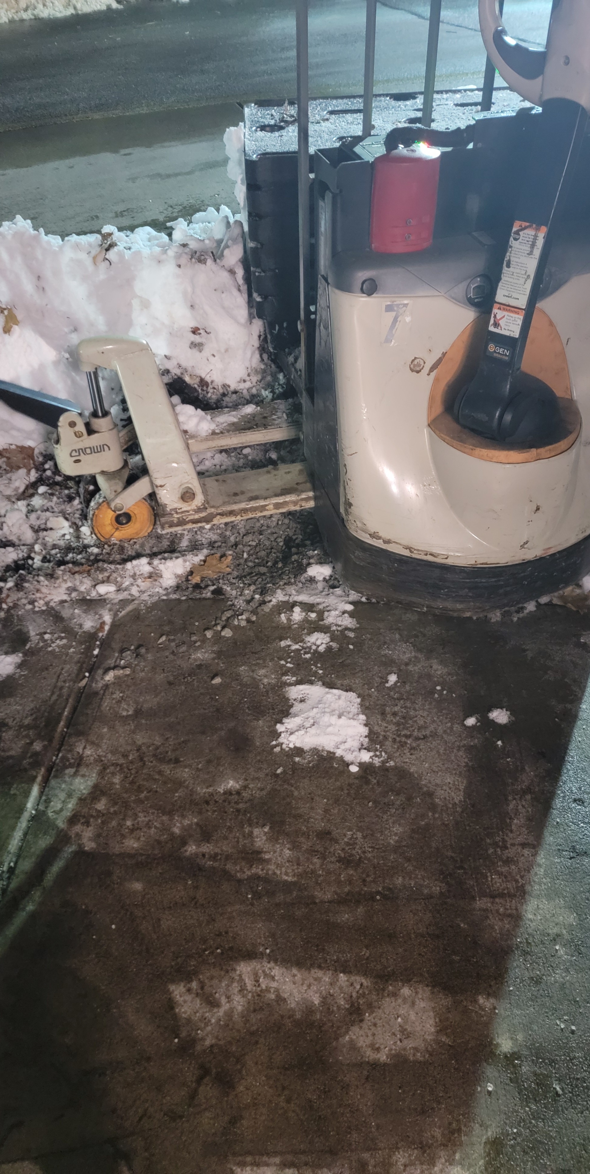 Idiot truck driver got the pallet jack stuck in the dirt because he