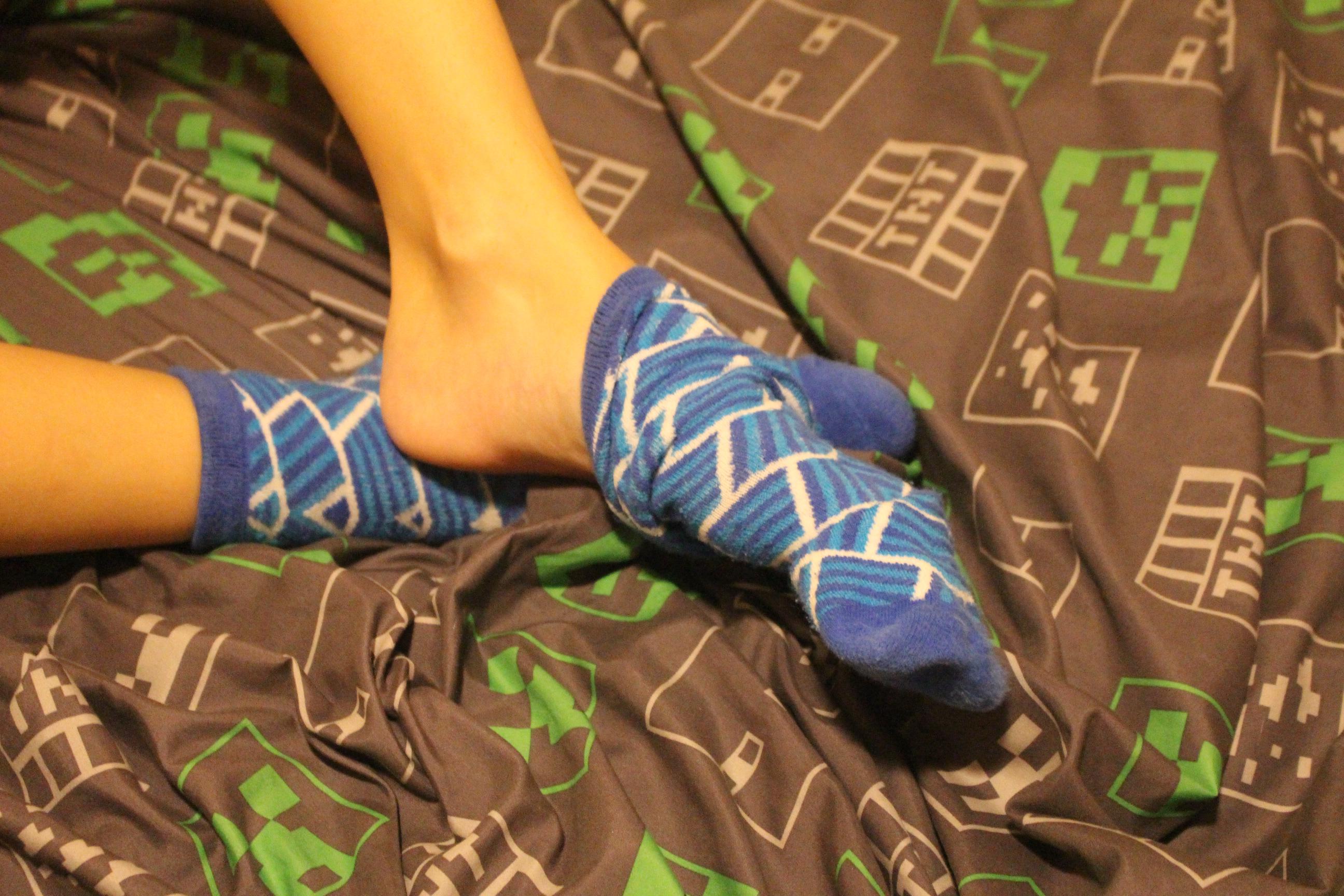 Uh oh looks like my sock is falling off 🤭😳[female] r/socksgonewild