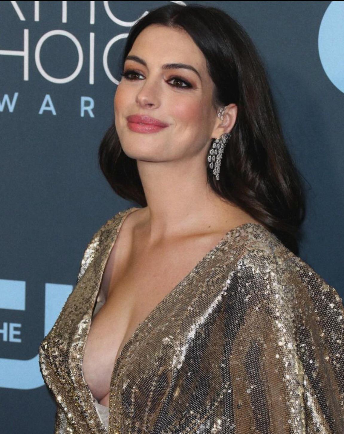 Anne Hathaway : Braless_Celebs